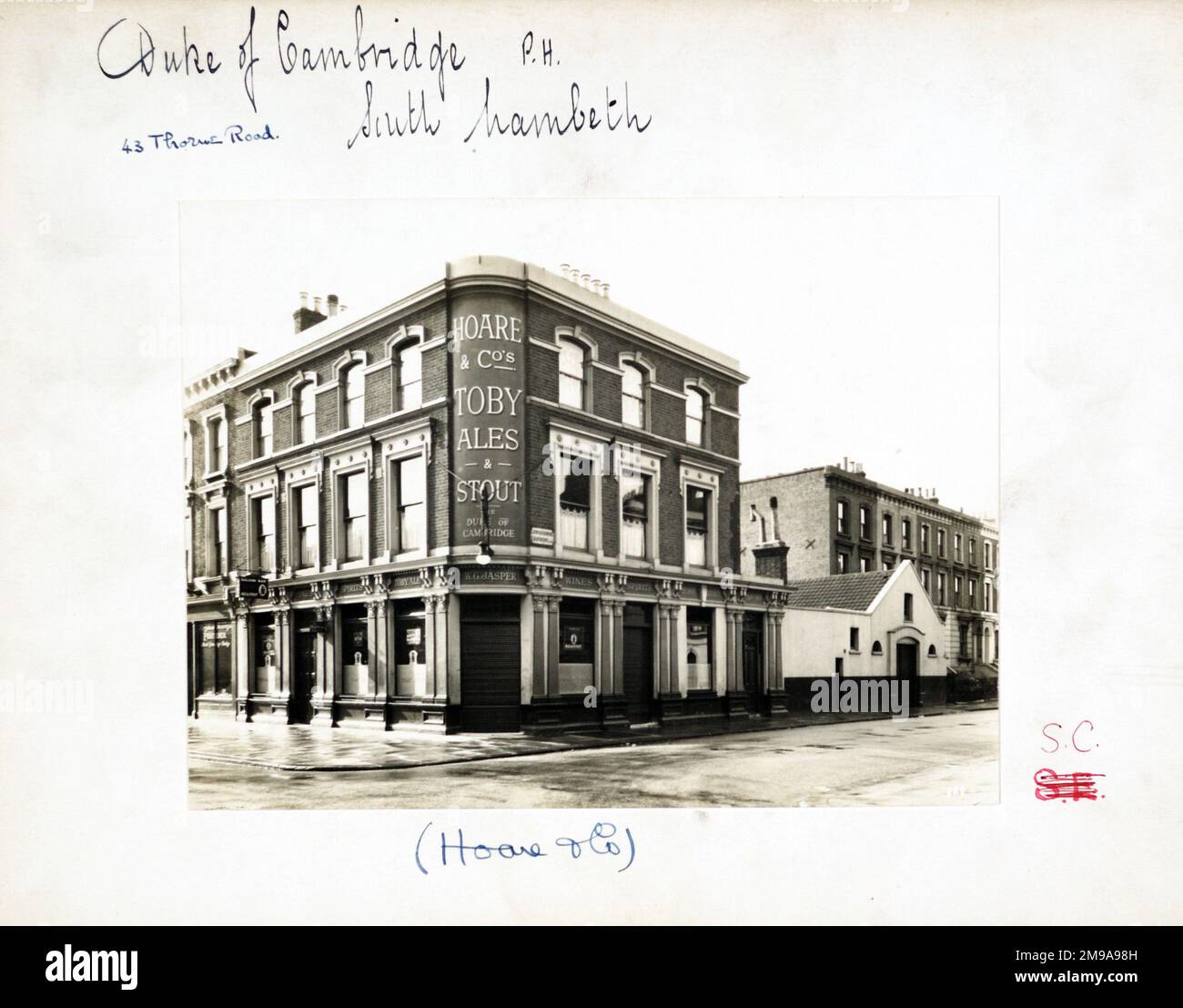 Fotografia del Duca di Cambridge PH, South Lambeth, Londra. Il lato principale della stampa (mostrato qui) raffigura: Angolo sulla vista del pub. Il retro della stampa (disponibile su richiesta) dettagli: Trading Record 1934 . 1961 per il Duca di Cambridge, South Lambeth, Londra SW8 2BY. A partire da luglio 2018 . Piano terra e seminterrato utilizzati come sede centrale, club e ufficio benessere della Royal Air Force Association. Nel 2000 è stata concessa la pianificazione di convertire il resto in appartamenti. Foto Stock