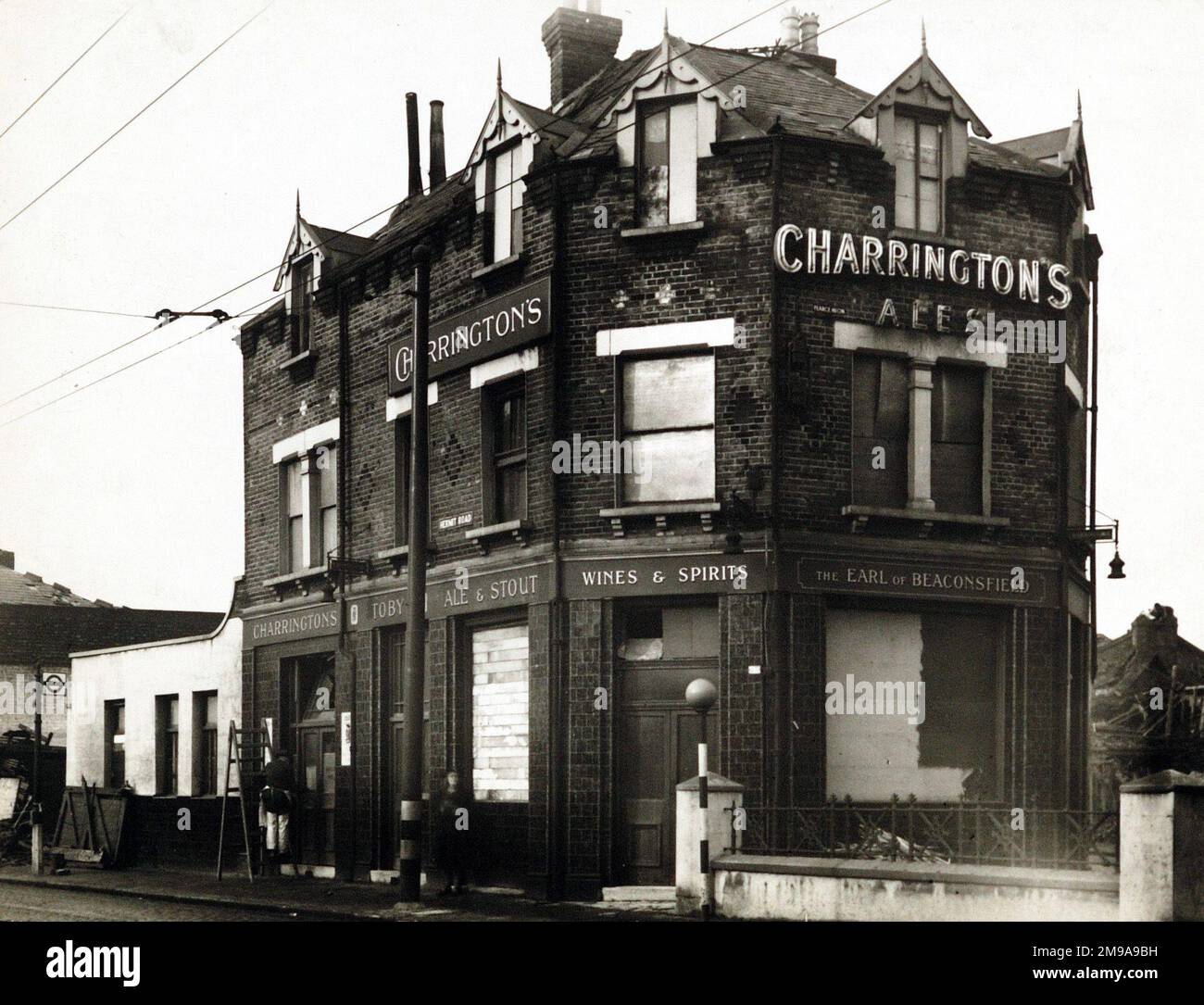 Fotografia del conte di Beaconsfield PH, Plaistow, Londra. Il lato principale della stampa (mostrato qui) raffigura: Angolo sulla vista del pub. Il retro della stampa (disponibile su richiesta) dettagli: Photographer ID for the Earl of Beaconsfield, Plaistow, London E13 0HF. A partire da luglio 2018 . Chiuso e successivamente demolito. sostituito da appartamenti e parrucchieri al piano terra. Foto Stock