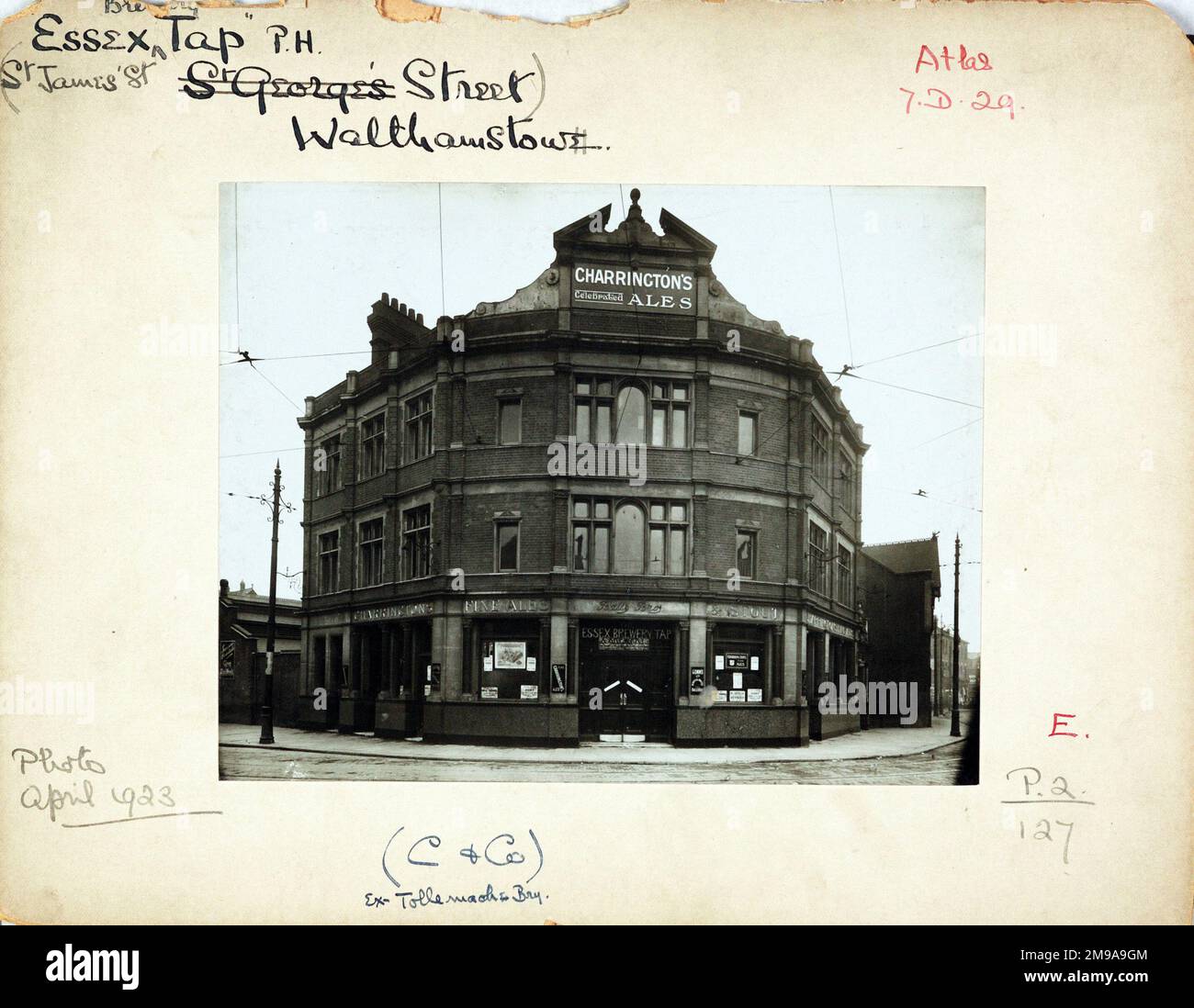 Fotografia di Essex Brewery Tap PH, Walthamstow, Londra. Il lato principale della stampa (mostrato qui) raffigura: Angolo sulla vista del pub. Il retro della stampa (disponibile su richiesta) dettagli: Trading Record 1922 . 1955 per l'Essex Brewery Tap, Walthamstow, Londra E17 8FF. A partire da luglio 2018 . Si trattava del rubinetto della fabbrica di birra Colliers, che fu rilevato da Tolly Cobbold nel 1920 e infine chiuso nel 2006. Ora un centro fitness al piano terra e appartamenti sopra Foto Stock