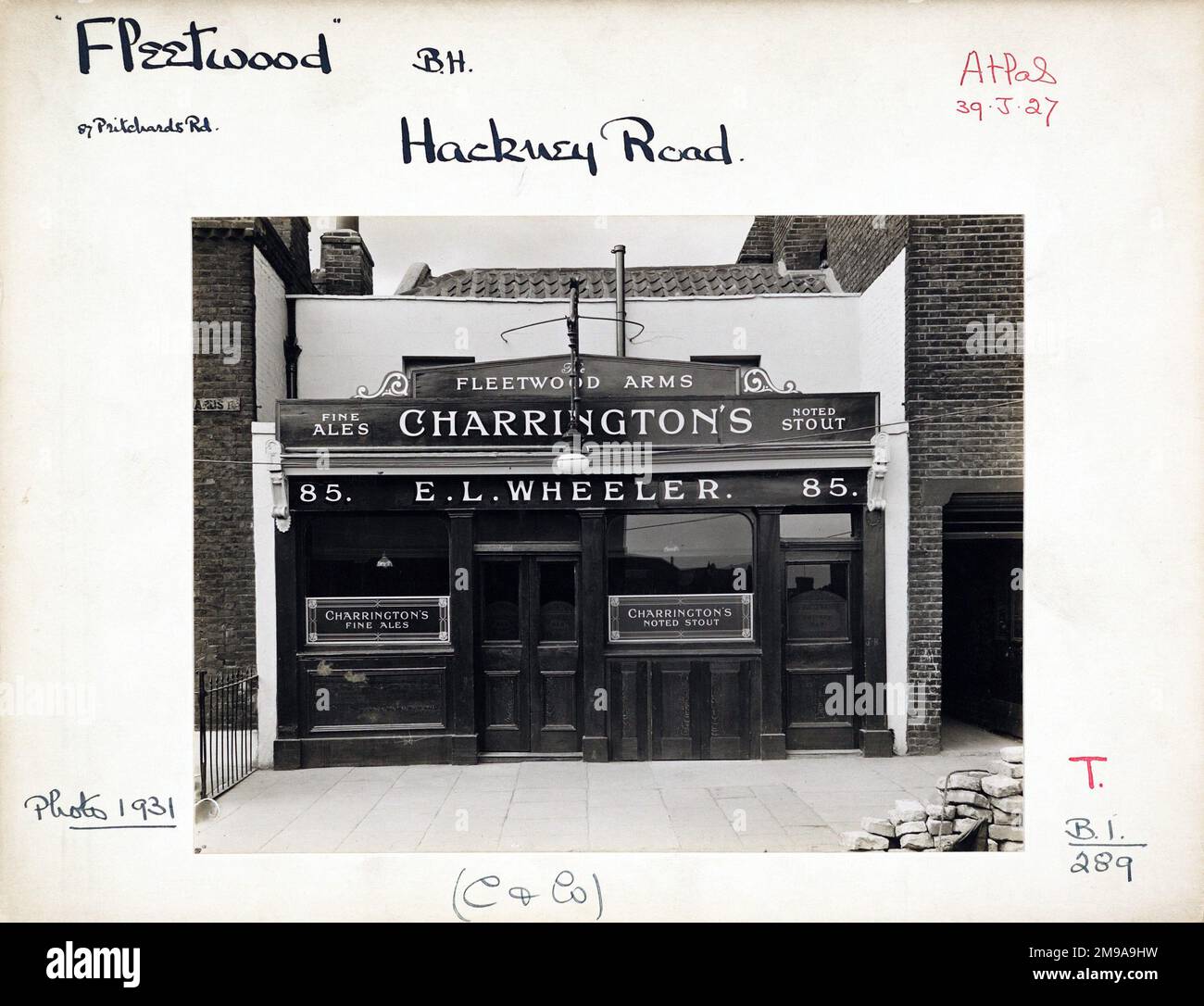 Fotografia di Fleetwood PH, Hackney Road, Londra. Il lato principale della stampa (mostrato qui) raffigura: Faccia sulla vista del pub. Il retro della stampa (disponibile su richiesta) dettagli: Trading Record 1924 . 1949 per Fleetwood, Hackney Road, Londra E2 9BJ. A partire da luglio 2018 . Demolito Foto Stock