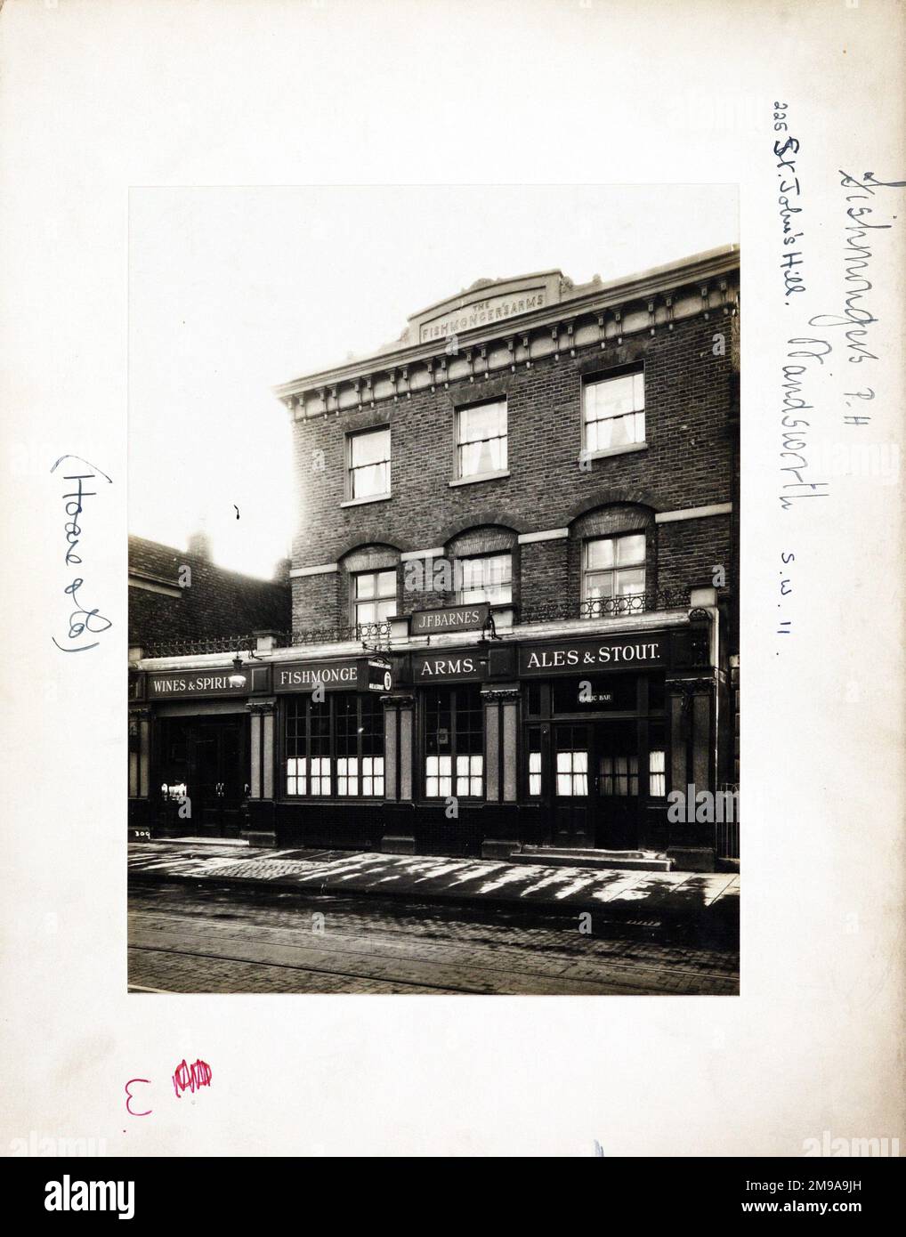 Fotografia di Fishmongers Arms, Wandsworth, Londra. Il lato principale della stampa (mostrato qui) raffigura: La faccia destra sulla vista del pub. Il retro della stampa (disponibile su richiesta) dettagli: Trading Record 1934 . 1961 per The Fishmongers Arms, Wandsworth, Londra SW11 1TH. A partire da luglio 2018 . Barra matita rinominata. Demolito senza permesso nel giugno 2015 . I funzionari di pianificazione del consiglio possono applicare un ordine di re.build. A partire da giugno 2017 sono in corso lavori di costruzione Foto Stock