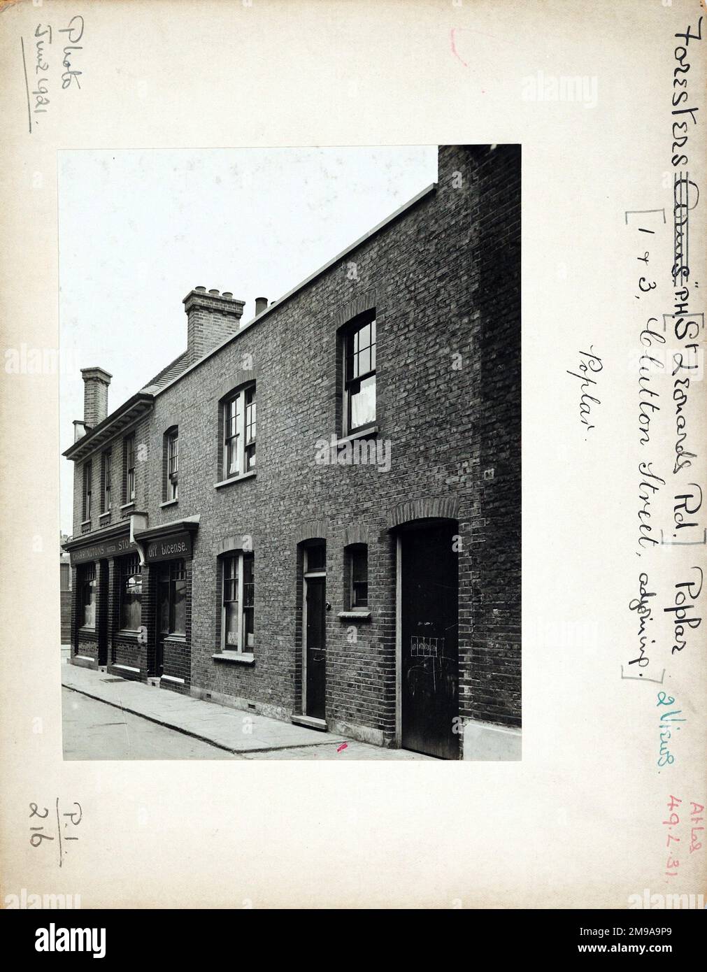 Fotografia di Foresters Arms, Poplar, Londra. Il lato principale della stampa (mostrato qui) raffigura: Side Street del pub. Il retro della stampa (disponibile su richiesta) dettagli: Nothing for the Foresters Arms, Poplar, London E14 6QN. A partire da luglio 2018 . Re.address a 253 St Leonards Road. Venduto e chiuso 2004 e successivamente convertito ed esteso per creare 6 appartamenti c. Foto Stock