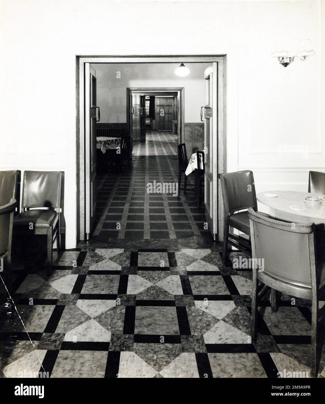 Fotografia di George PH, Fenchurch Street, Londra. Il lato principale della stampa (mostrato qui) raffigura: Corridoio interno del pub. Il retro della stampa (disponibile su richiesta) dettagli: Documento d'identità del fotografo per The George, Fenchurch Street, Londra EC3M 4BE. A partire da luglio 2018 . Sostituito dalla Pumphouse a seguito di un terribile incendio d'ufficio negli anni '80 e successivamente chiuso nel 2007 Foto Stock