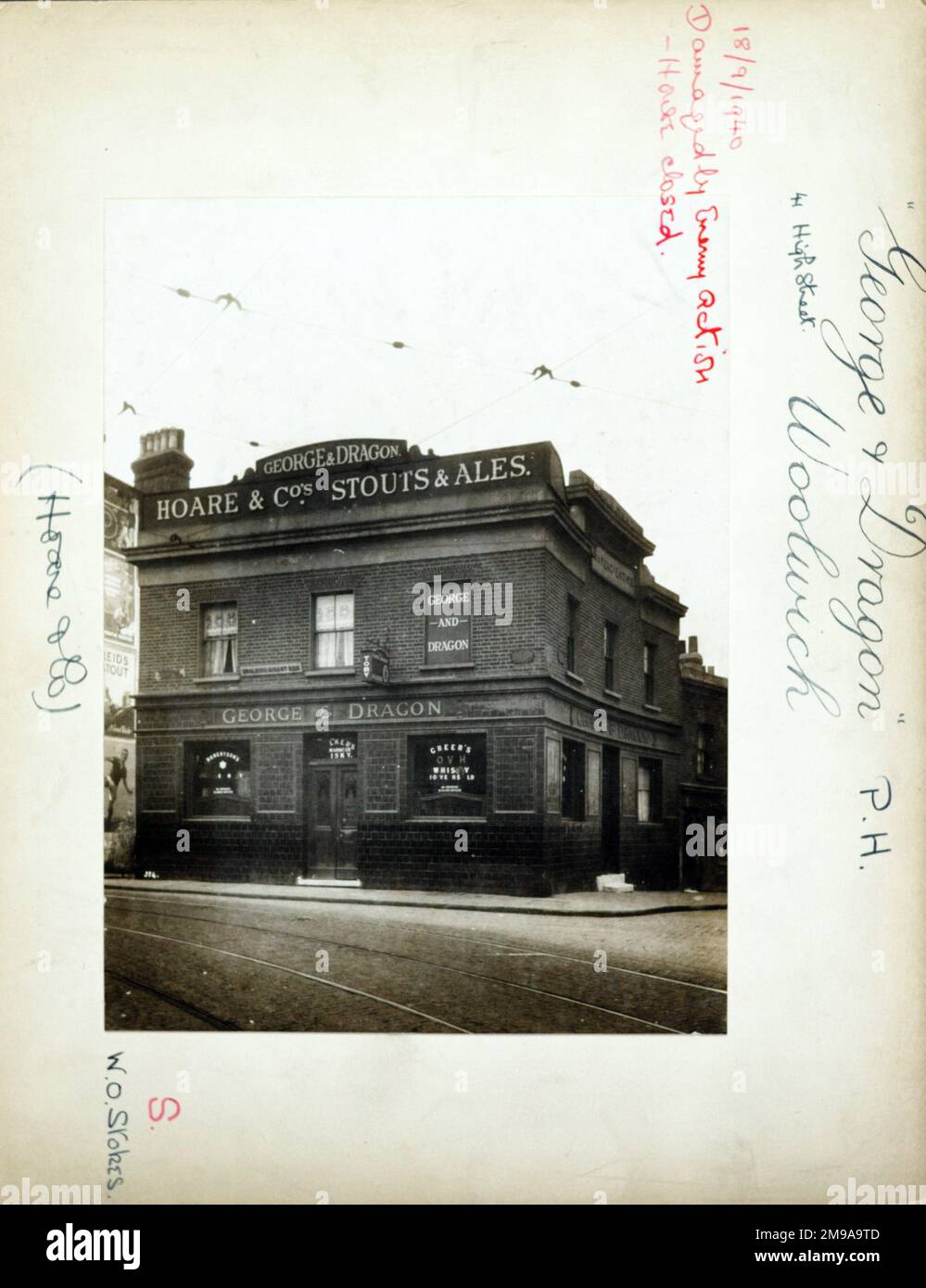 Fotografia di George & Dragon PH, Woolwich, Londra. Il lato principale della stampa (mostrato qui) raffigura: La faccia destra sulla vista del pub. Il retro della stampa (disponibile su richiesta) dettagli: Trading Record 1934 . 1939 per The George & Dragon, Woolwich, Londra SE18 6DL. A partire da luglio 2018 . Demolito Foto Stock