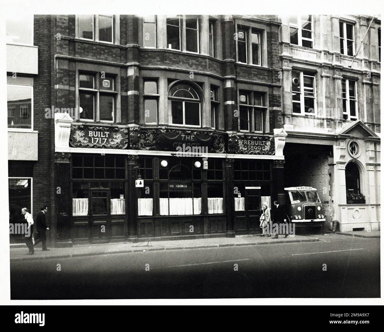 Fotografia di George PH, Fenchurch Street, Londra. Il lato principale della stampa (mostrato qui) raffigura: La faccia sinistra sulla vista del pub. Il retro della stampa (disponibile su richiesta) dettagli: Documento d'identità del fotografo per The George, Fenchurch Street, Londra EC3M 4BE. A partire da luglio 2018 . Sostituito dalla Pumphouse a seguito di un terribile incendio d'ufficio negli anni '80 e successivamente chiuso nel 2010 Foto Stock