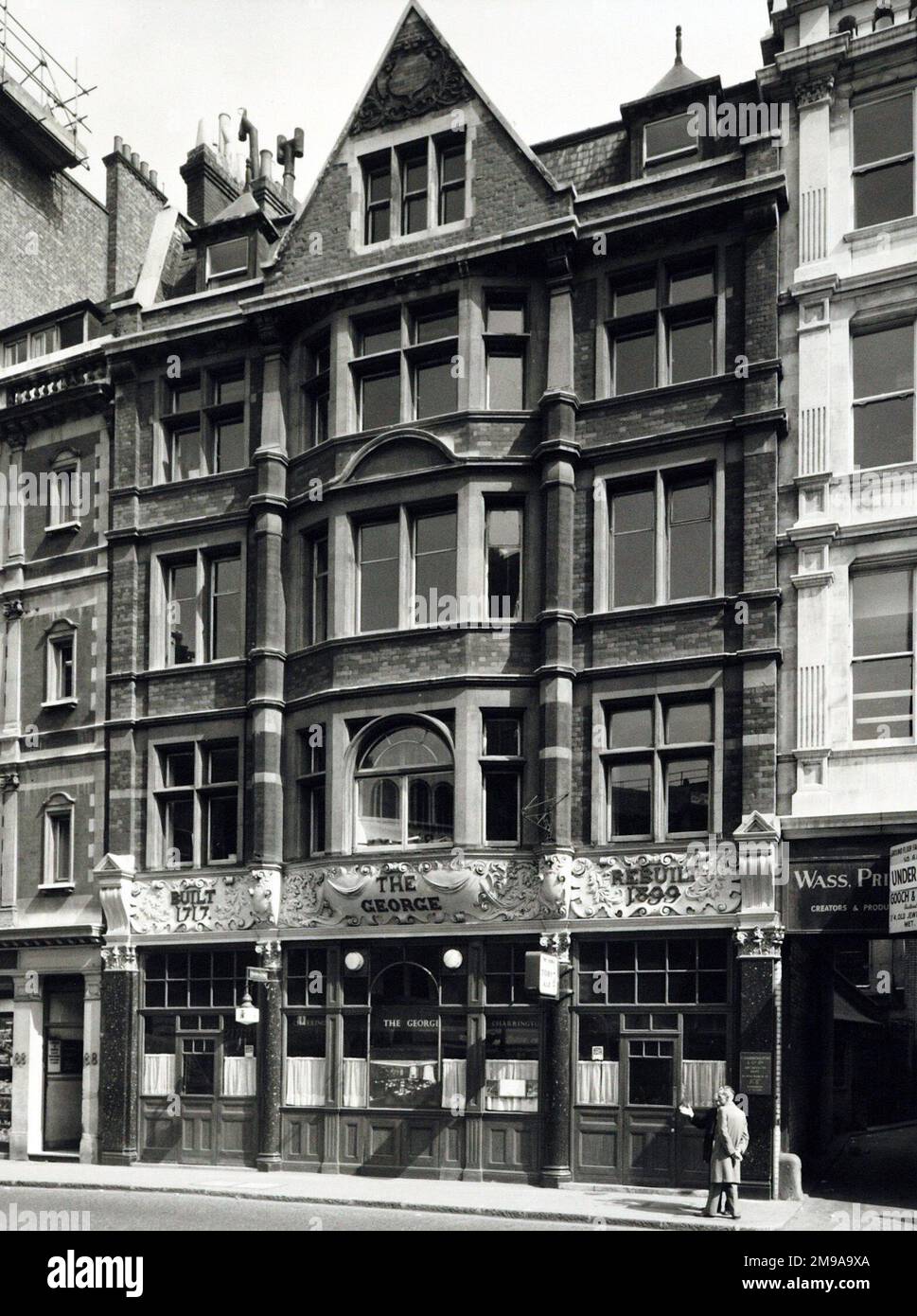 Fotografia di George PH, Fenchurch Street, Londra. Il lato principale della stampa (mostrato qui) raffigura: La faccia destra sulla vista del pub. Il retro della stampa (disponibile su richiesta) dettagli: Niente per The George, Fenchurch Street, Londra EC3M 4BE. A partire da luglio 2018 . Sostituito dalla Pumphouse a seguito di un terribile incendio d'ufficio negli anni '80 e successivamente chiuso nel 2009 Foto Stock