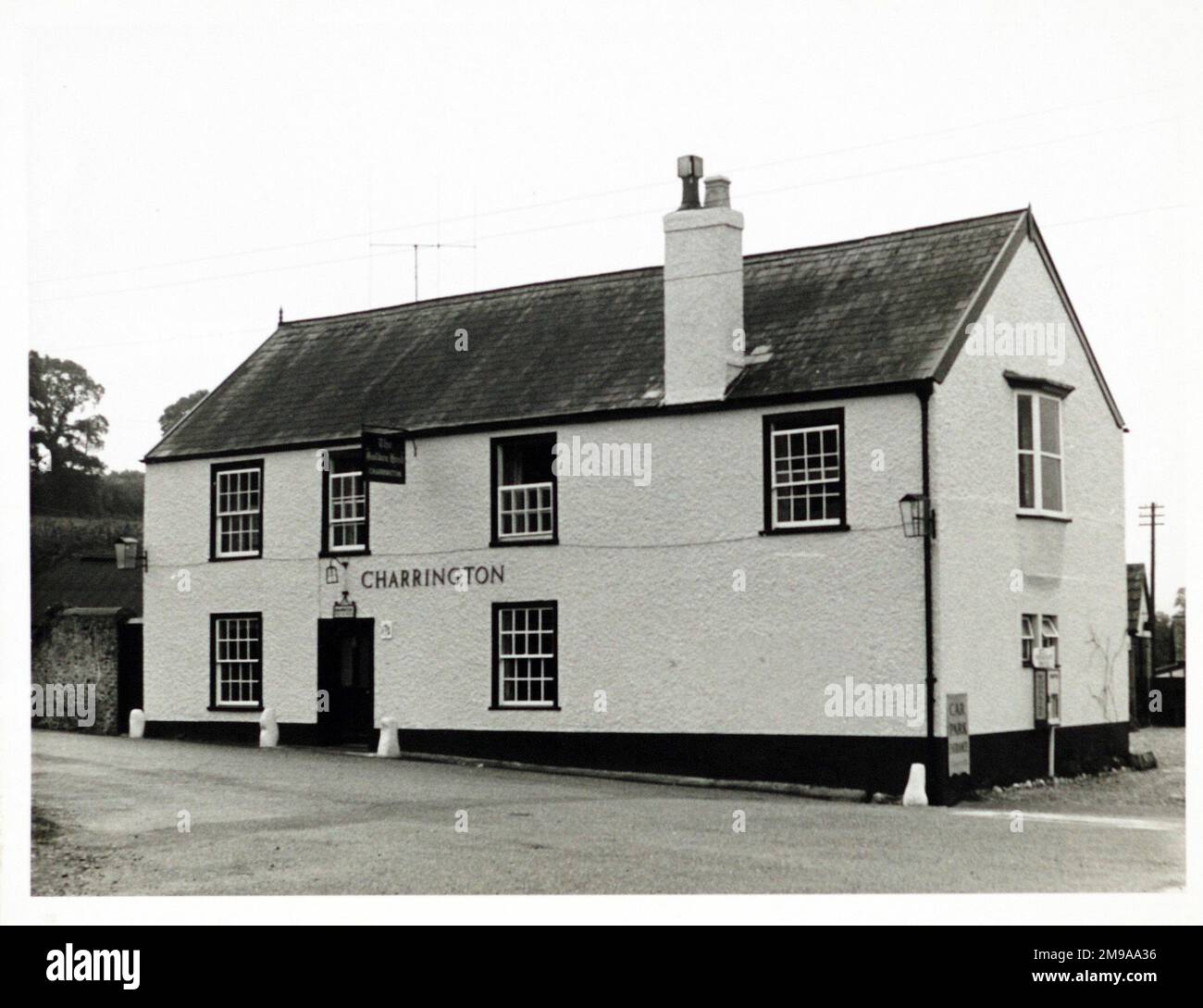 Fotografia di Golden Hind PH, Axminster, Somerset. Il lato principale della stampa (mostrato qui) raffigura: La faccia destra sulla vista del pub. Il retro della stampa (disponibile su richiesta) dettagli: Documento d'identità pubblicano per il Golden Hind, Axminster, Somerset EX13 8AU. A partire da luglio 2018 . Free House Foto Stock