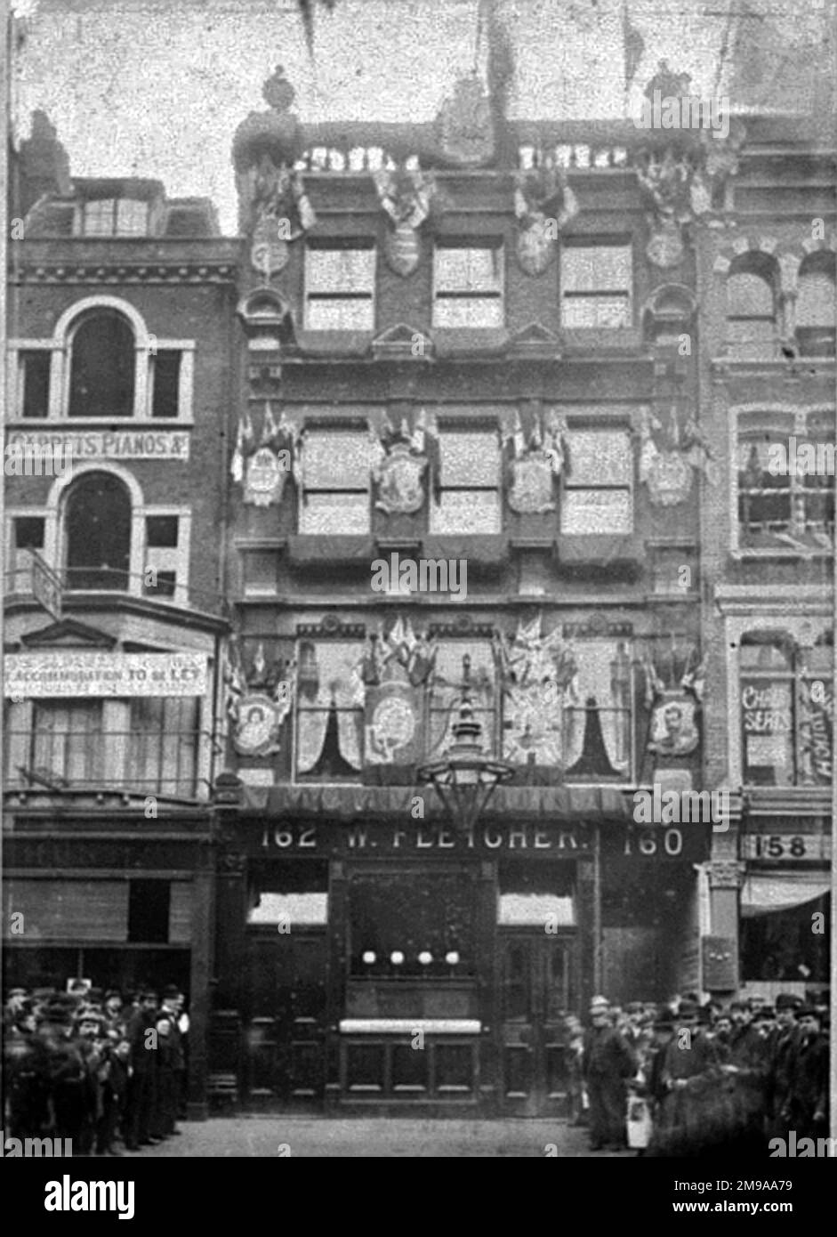 Fotografia di Uves PH, Southwark (New), Londra. Il lato principale della stampa (mostrato qui) raffigura: Faccia sulla vista del pub. Il retro della stampa (disponibile su richiesta) dettagli: Nothing for the Uves, Southwark (New), Londra SE1 1LB. A partire da luglio 2018 . Ricostruito in tempo per il Giubileo dei Diamanti della Regina Vittoria nel 1896. Ora demolito Foto Stock