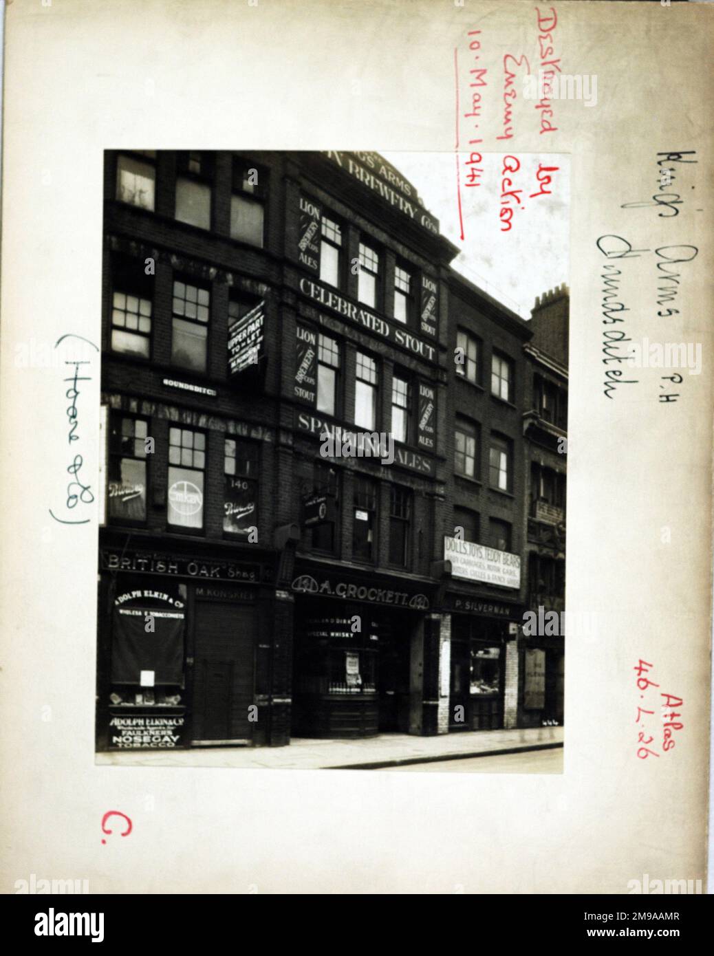 Fotografia di Kings Arms, Houndsditch, Londra. Il lato principale della stampa (mostrato qui) raffigura: La faccia sinistra sulla vista del pub. Il retro della stampa (disponibile su richiesta) dettagli: Trading Record 1934 . 1940 per The Kings Arms, Houndsditch, Londra EC3A 7NH. A partire da luglio 2018 . Distrutta dall'azione nemica 10th maggio 1943 Foto Stock