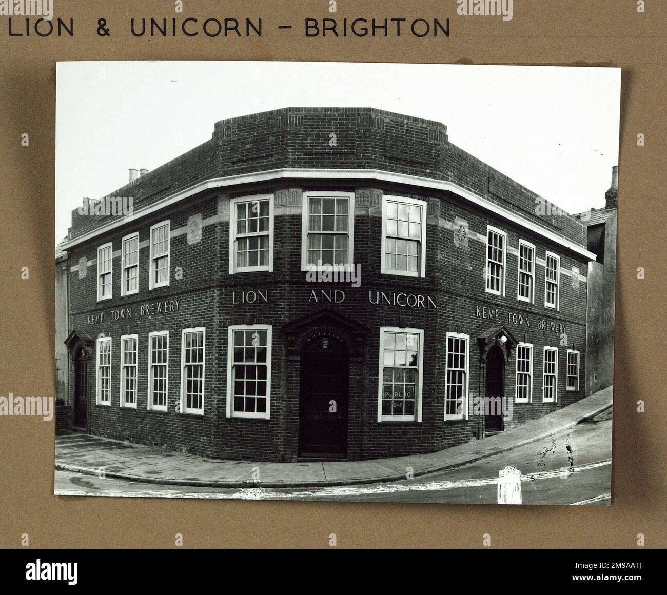 Fotografia di Lion & Unicorn PH, Brighton, Sussex. Il lato principale della stampa (mostrato qui) raffigura: Angolo sulla vista del pub. Il retro della stampa (disponibile su richiesta) dettagli: Niente per il Leone e l'Unicorno, Brighton, Sussex BN2 9QW. A partire da luglio 2018 . Riprogettato come appartamento. Foto Stock