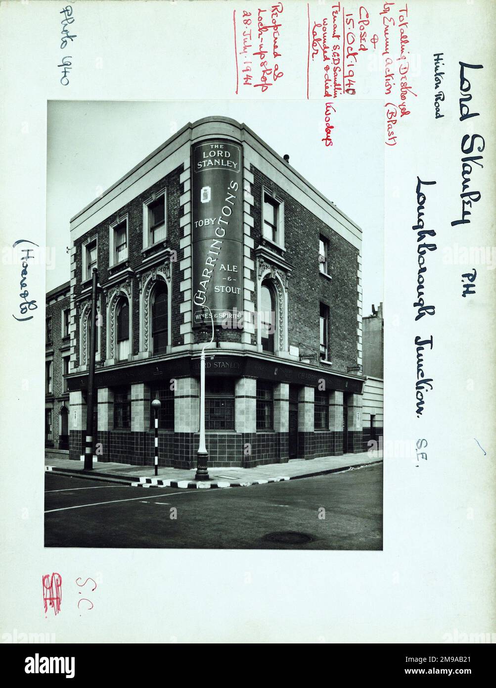 Fotografia di Lord Stanley PH, Loughborough Junction, Londra. Il lato principale della stampa (mostrato qui) raffigura: Angolo sulla vista del pub. Il retro della stampa (disponibile su richiesta) dettagli: Trading Record 1934 . 1961 per The Lord Stanley, Loughborough Junction, Londra SE24 0HQ. A partire da luglio 2018 . Completamente distrutto dall'azione nemica 15 Ott 1940. Riaperto come negozio di lock up 28 luglio 1942 Foto Stock
