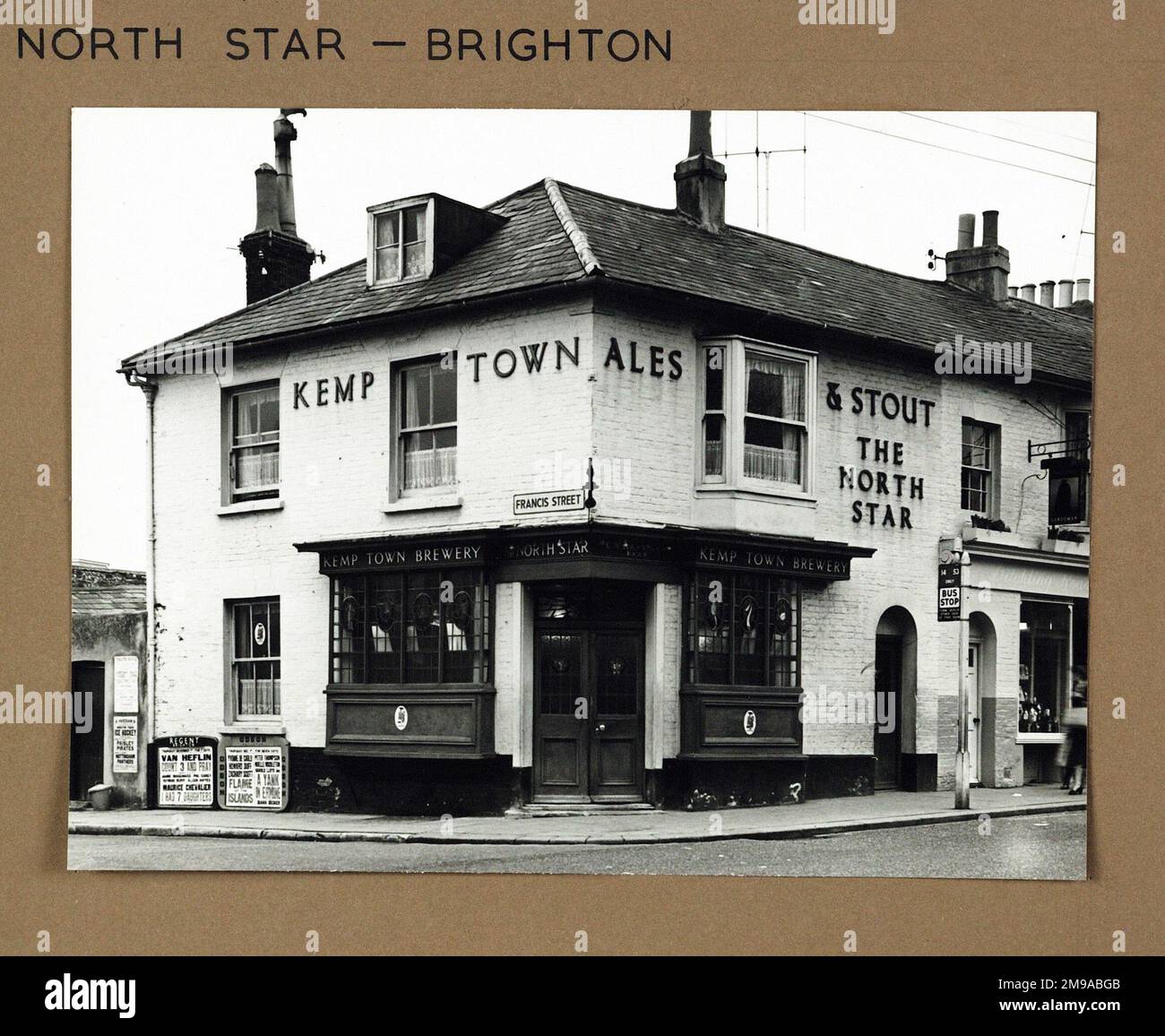 Fotografia di North Star PH, Brighton, Sussex. Il lato principale della stampa (mostrato qui) raffigura: Angolo sulla vista del pub. Il retro della stampa (disponibile su richiesta) dettagli: Niente per il North Star, Brighton, Sussex BN1 4SD. A partire da luglio 2018 . Ora North Star Studios . cooperativa di artisti e stampatori locali. Foto Stock