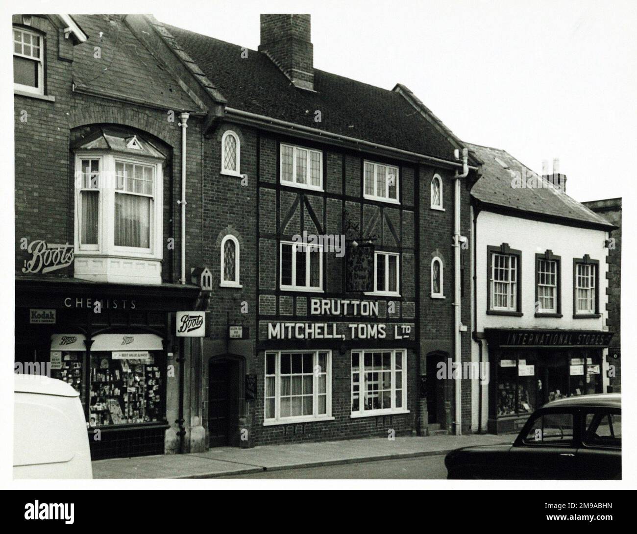 Fotografia di Olde Vine PH, Ilminster, Somerset. Il lato principale della stampa (mostrato qui) raffigura: La faccia sinistra sulla vista del pub. Il retro della stampa (disponibile su richiesta) dettagli: Documento d'identità pubblicano per Olde Vine, Ilminster, Somerset TA19 0AJ. A partire da luglio 2018 . Ora fa parte del negozio Boots Foto Stock