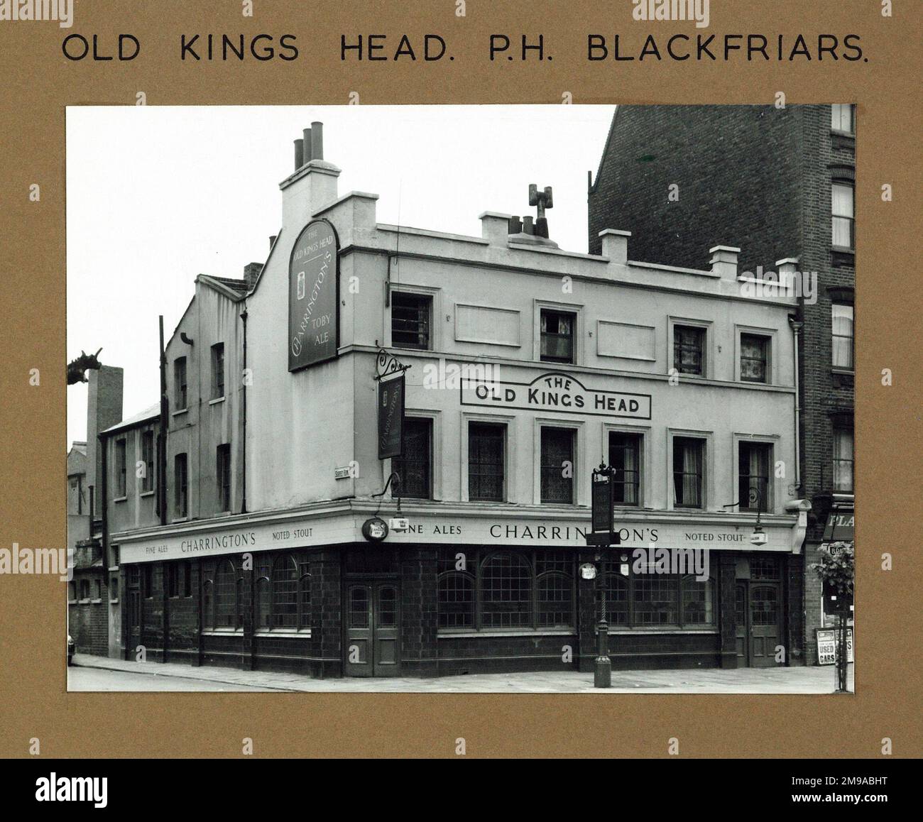 Fotografia di Old Kings Head PH, Blackfriars, Londra. Il lato principale della stampa (mostrato qui) raffigura: La faccia sinistra sulla vista del pub. Il retro della stampa (disponibile su richiesta) dettagli: Nothing for the Old Kings Head, Blackfriars, London SE1 8er. A partire da luglio 2018 . Ribattezzato 'Babushka' poi 'imbibe'. Ora demolito per appartamenti di lusso Foto Stock