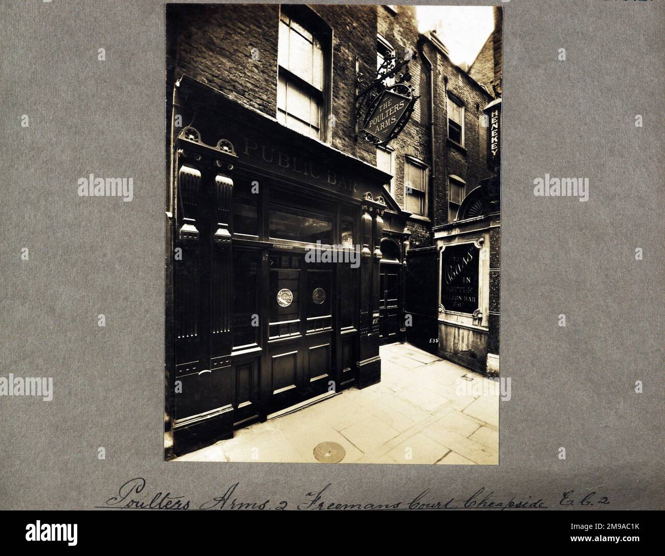 Fotografia di Poulters Arms, Cheapside, Londra. Il lato principale della stampa (mostrato qui) raffigura: La faccia sinistra sulla vista del pub. Il retro della stampa (disponibile su richiesta) dettagli: Niente per The Poulters Arms, Cheapside, Londra EC2V 6AT. A partire da luglio 2018 . Bombardato e completamente distrutto 15 settembre 1940 Foto Stock