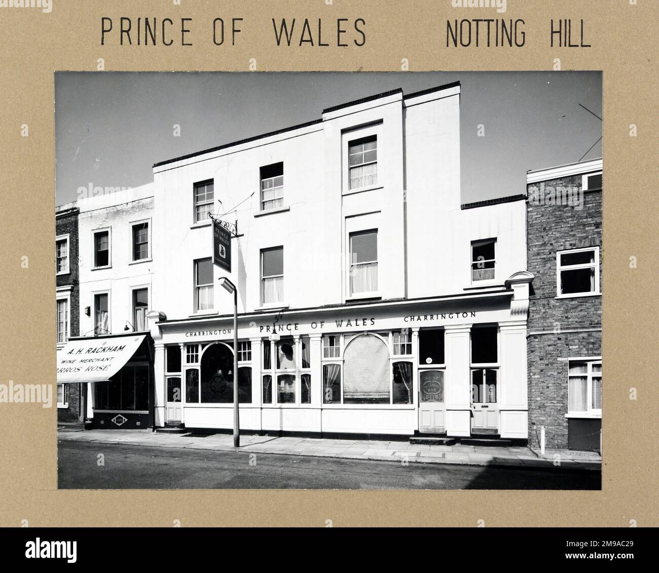 Fotografia di Prince of Wales PH, Notting Hill, Londra. Il lato principale della stampa (mostrato qui) raffigura: La faccia destra sulla vista del pub. Il retro della stampa (disponibile su richiesta) dettagli: Niente per il Principe di Galles, Notting Hill, Londra W11 4NJ. A partire da luglio 2018 . Ora ufficio e residenziale Foto Stock