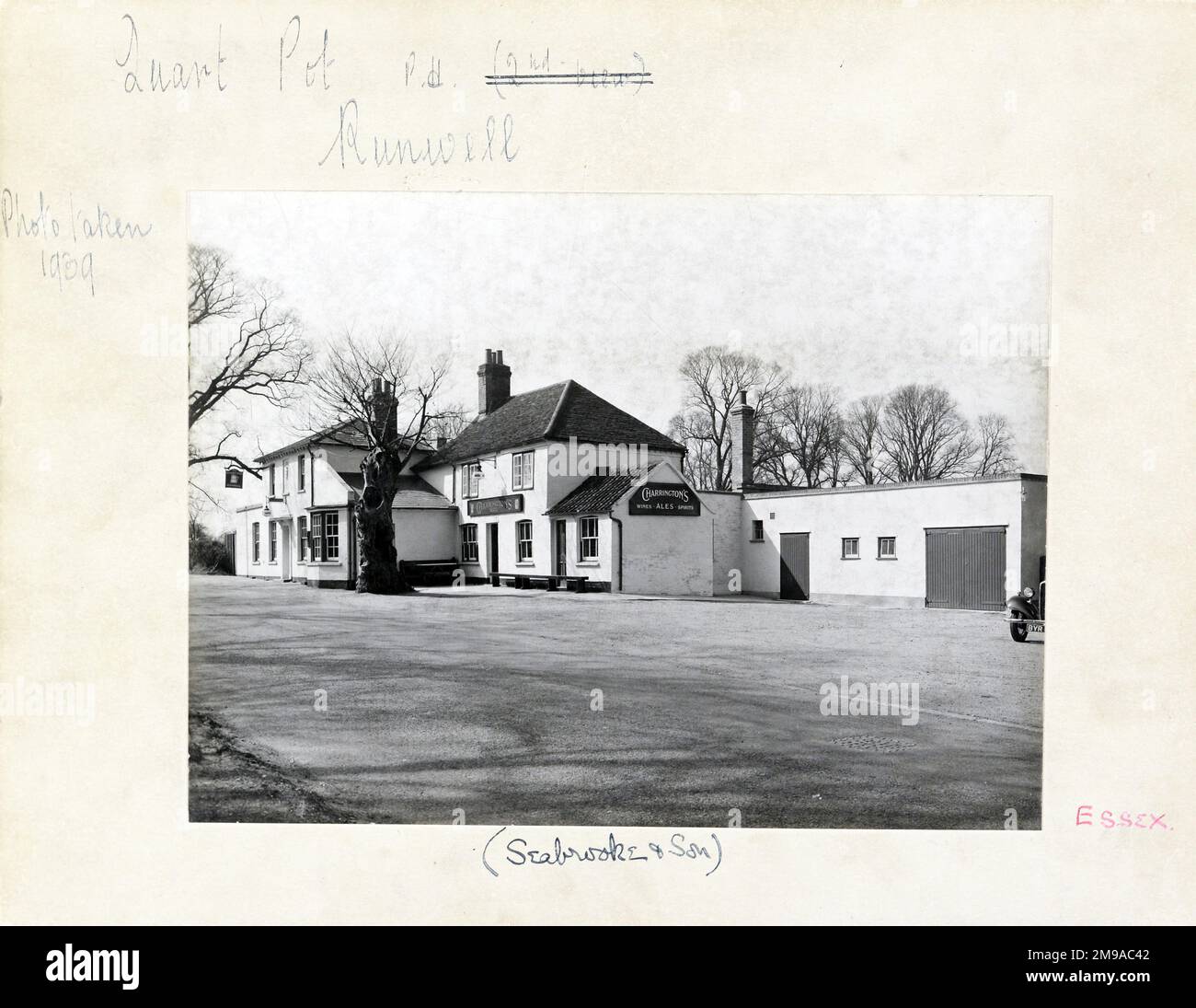 Fotografia di Quart Pot PH, Runwell, Essex. Il lato principale della stampa (mostrato qui) raffigura: La faccia destra sulla vista del pub. Il retro della stampa (disponibile su richiesta) dettagli: Trading Record 1934 . 1961 per il Quart Pot, Runwell, Essex SS11 7PN. A partire da luglio 2018 . StoneGate Pub Co Foto Stock