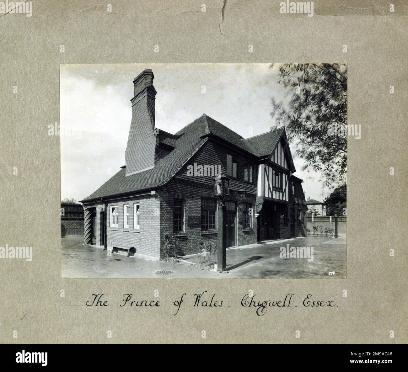 Fotografia di Prince of Wales PH, Chigwell (Old), Essex. Il lato principale della stampa (mostrato qui) raffigura: La faccia sinistra sulla vista del pub. Il retro della stampa (disponibile su richiesta) dettagli: Niente per il Principe di Galles, Chigwell (Vecchio), Essex IG7 5PP. A partire da luglio 2018 . Bombardato e completamente distrutto 1941 quando è stato colpito da una bomba rimbalzante con perdita sostanziale di vite Foto Stock
