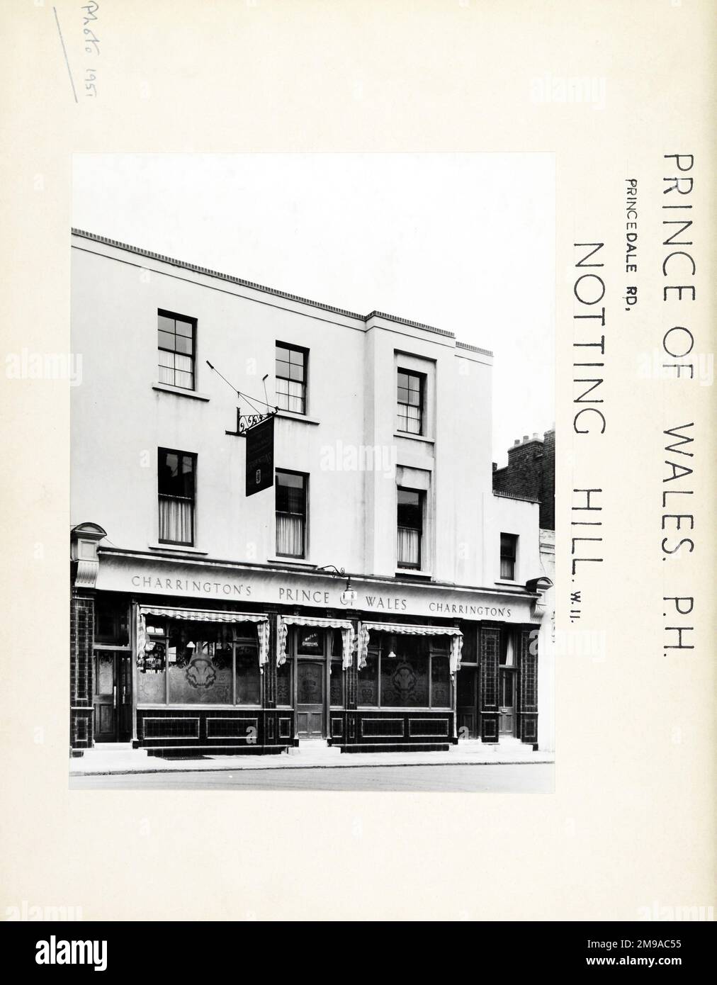 Fotografia di Prince of Wales PH, Notting Hill, Londra. Il lato principale della stampa (mostrato qui) mostra: Lato sinistro nella vista. Il retro della stampa (disponibile su richiesta) dettagli: Trading Record 1938 . 1961 per il Principe di Galles, Notting Hill, Londra W11 4NJ. A partire da luglio 2018 . Ora ufficio e residenziale Foto Stock