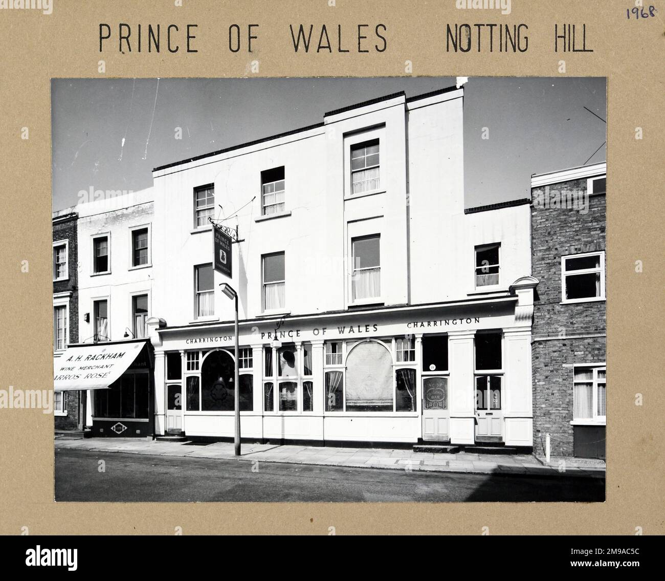 Fotografia di Prince of Wales PH, Notting Hill, Londra. Il lato principale della stampa (mostrato qui) raffigura: La faccia destra sulla vista del pub. Il retro della stampa (disponibile su richiesta) dettagli: Niente per il Principe di Galles, Notting Hill, Londra W11 4NJ. A partire da luglio 2018 . Ora ufficio e residenziale Foto Stock
