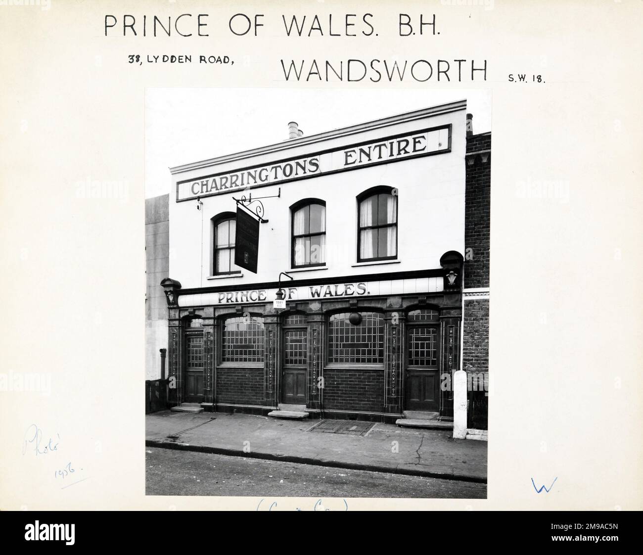 Fotografia di Prince of Wales PH, Wandsworth, Londra. Il lato principale della stampa (mostrato qui) raffigura: La faccia destra sulla vista del pub. Il retro della stampa (disponibile su richiesta) dettagli: Niente per il Principe di Galles, Wandsworth, Londra SW18 4LR. A partire da luglio 2018 . La casa è chiusa il 1958 dicembre. Lydden Road è ora una zona industriale Foto Stock