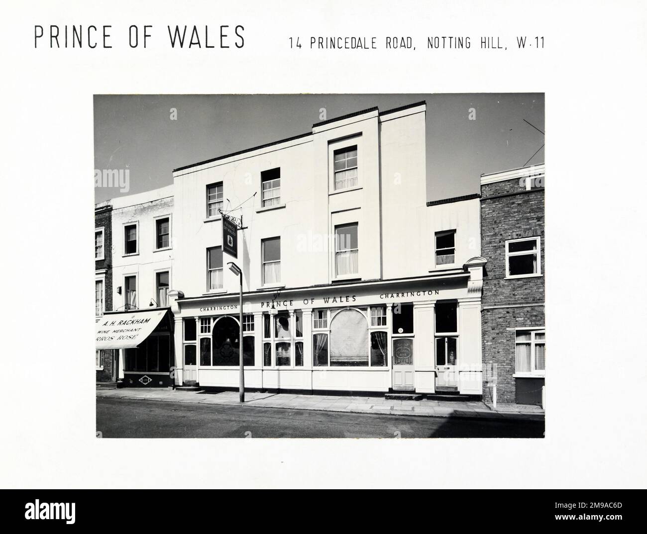 Fotografia di Prince of Wales PH, Notting Hill, Londra. Il lato principale della stampa (mostrato qui) raffigura: La faccia destra sulla vista del pub. Il retro della stampa (disponibile su richiesta) dettagli: Niente per il Principe di Galles, Notting Hill, Londra W11 4NJ. A partire da luglio 2018 . Ora ufficio e residenziale Foto Stock