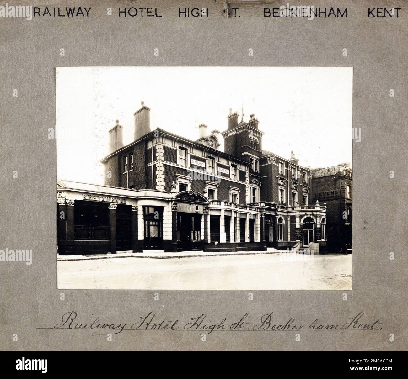 Fotografia del Railway Hotel, Beckenham, Greater London. Il lato principale della stampa (mostrato qui) raffigura: La faccia sinistra sulla vista del pub. Il retro della stampa (disponibile su richiesta) dettagli: Niente per il Railway Hotel, Beckenham, Greater London BR3 1AY. A partire da luglio 2018 . Questo pub e gli edifici circostanti sono stati distrutti dai bombardamenti nel 1944 e 1945 Foto Stock
