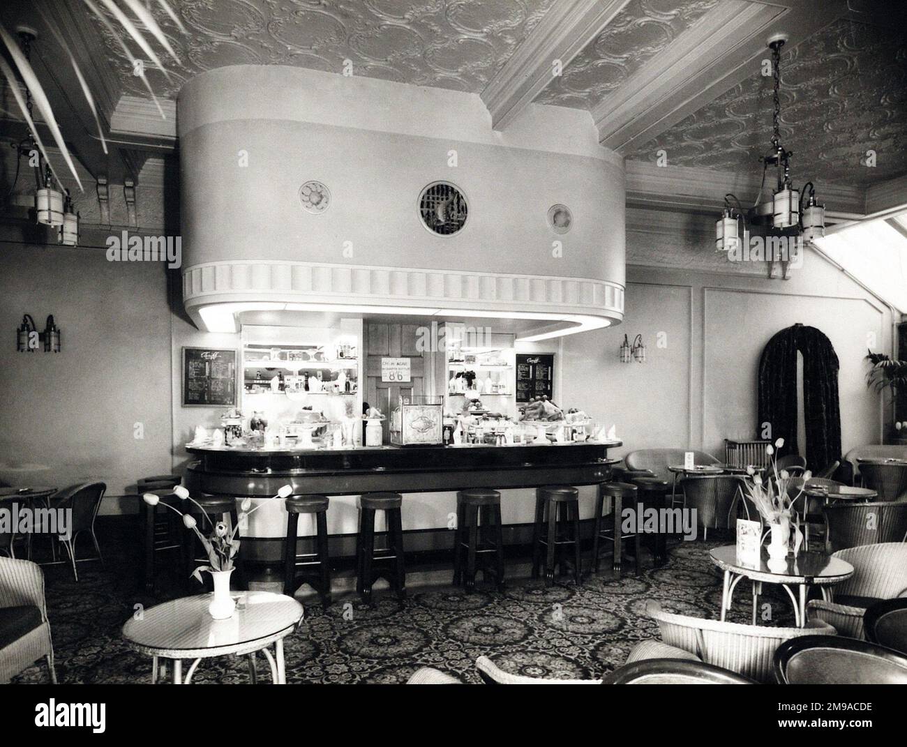 Fotografia del Railway Hotel, Putney, Londra. Il lato principale della stampa (mostrato qui) raffigura: Sala interna del pub. Il retro della stampa (disponibile su richiesta) dettagli: Photographer ID for the Railway Hotel, Putney, London SW15 6TD. A partire da luglio 2018 . Venduto da JDWetherspoon a Revolution Bars Foto Stock