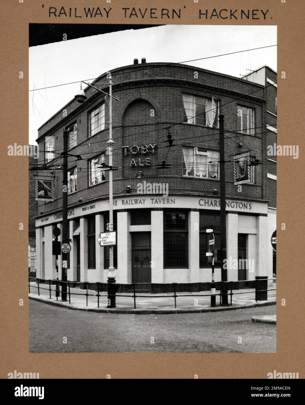 Fotografia di Railway Tavern , Hackney (New), Londra. Il lato principale della stampa (mostrato qui) raffigura: Angolo sulla vista del pub. Il retro della stampa (disponibile su richiesta) dettagli: Niente per la Railway Tavern, Hackney (New), Londra E8 1HY. A partire da luglio 2018 . Chiuso ora Paddy Power scommesse negozio Foto Stock