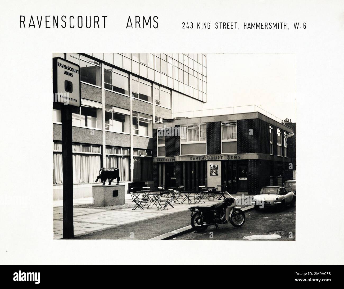 Fotografia di Ravenscourt Arms, Hammersmith (New), Londra. Il lato principale della stampa (mostrato qui) raffigura: La faccia destra sulla vista del pub. Il retro della stampa (disponibile su richiesta) dettagli: Nothing for the Ravenscourt Arms, Hammersmith (New), London W6 9LP. A partire da luglio 2018 . Taverne di punch Foto Stock