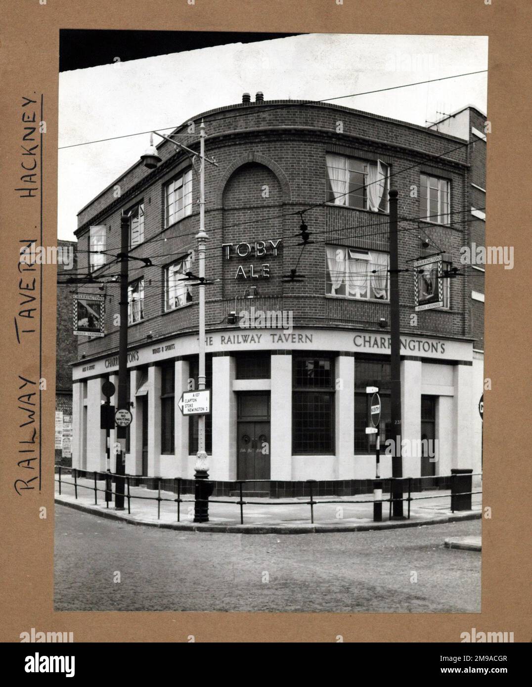 Fotografia di Railway Tavern , Hackney (New), Londra. Il lato principale della stampa (mostrato qui) raffigura: Angolo sulla vista del pub. Il retro della stampa (disponibile su richiesta) dettagli: Niente per la Railway Tavern, Hackney (New), Londra E8 1HY. A partire da luglio 2018 . Chiuso ora Paddy Power scommesse negozio Foto Stock