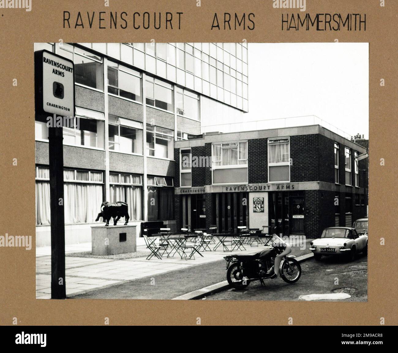 Fotografia di Ravenscourt Arms, Hammersmith (New), Londra. Il lato principale della stampa (mostrato qui) raffigura: La faccia destra sulla vista del pub. Il retro della stampa (disponibile su richiesta) dettagli: Nothing for the Ravenscourt Arms, Hammersmith (New), London W6 9LP. A partire da luglio 2018 . Taverne di punch Foto Stock