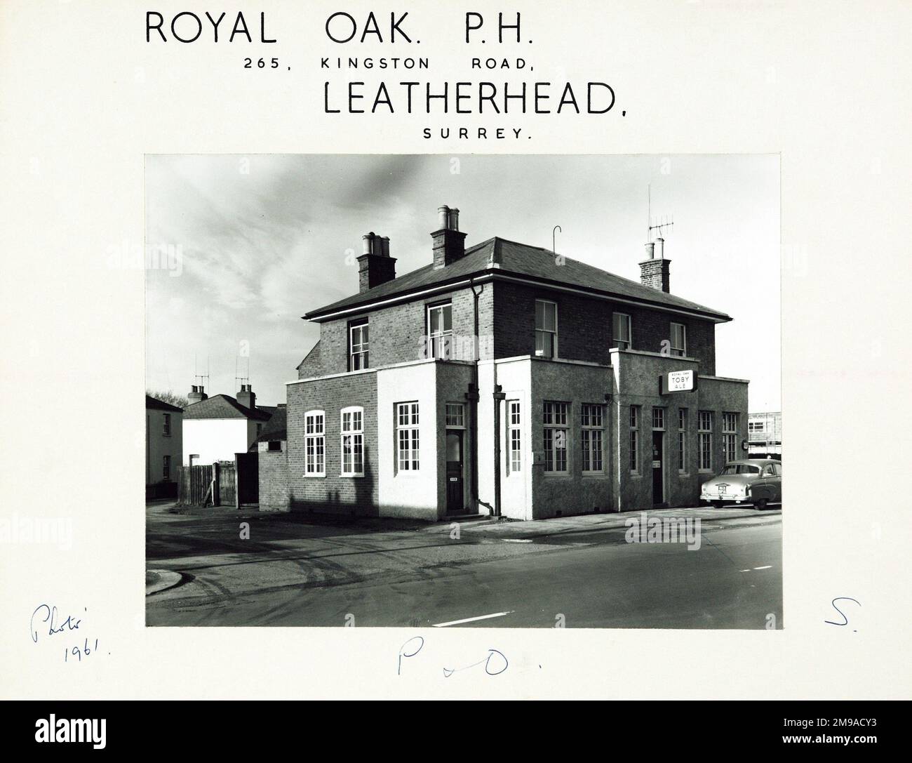 Fotografia di Royal Oak PH, Leatherhead, Surrey. Il lato principale della stampa (mostrato qui) raffigura: Angolo sulla vista del pub. Il retro della stampa (disponibile su richiesta) dettagli: Trading Record 1928 . 1961 per la quercia reale, Leatherhead, Surrey KT22 7PJ. A partire da luglio 2018 . Demolito senza il permesso del consiglio dicembre 2017 Foto Stock