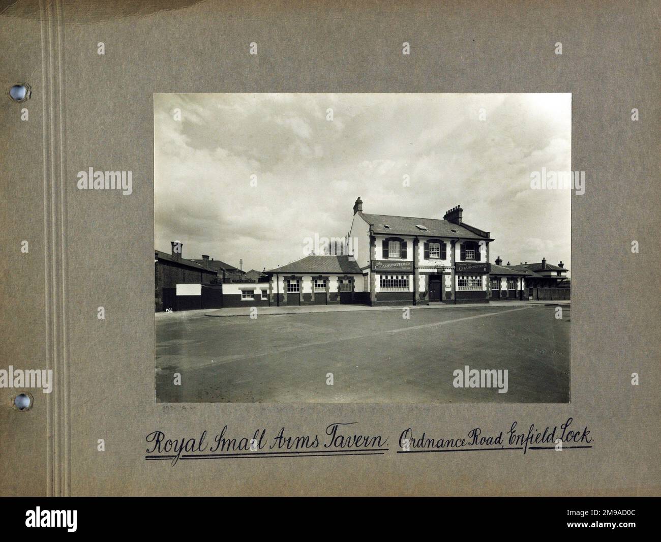 Royal Small Arms Tavern , Enfield Lock, Greater London. Il lato principale della stampa (mostrato qui) raffigura: La faccia sinistra sulla vista del pub. Il retro della stampa (disponibile su richiesta) dettagli: Nulla per la Royal Small Arms Tavern, Enfield Lock, Greater London EN3 6JQ. A partire da luglio 2018 . Ribattezzato i Fucili . Permesso di pianificazione concesso per la demolizione parziale e la conversione della Casa pubblica Fucili in 6 appartamenti indipendenti. Foto Stock