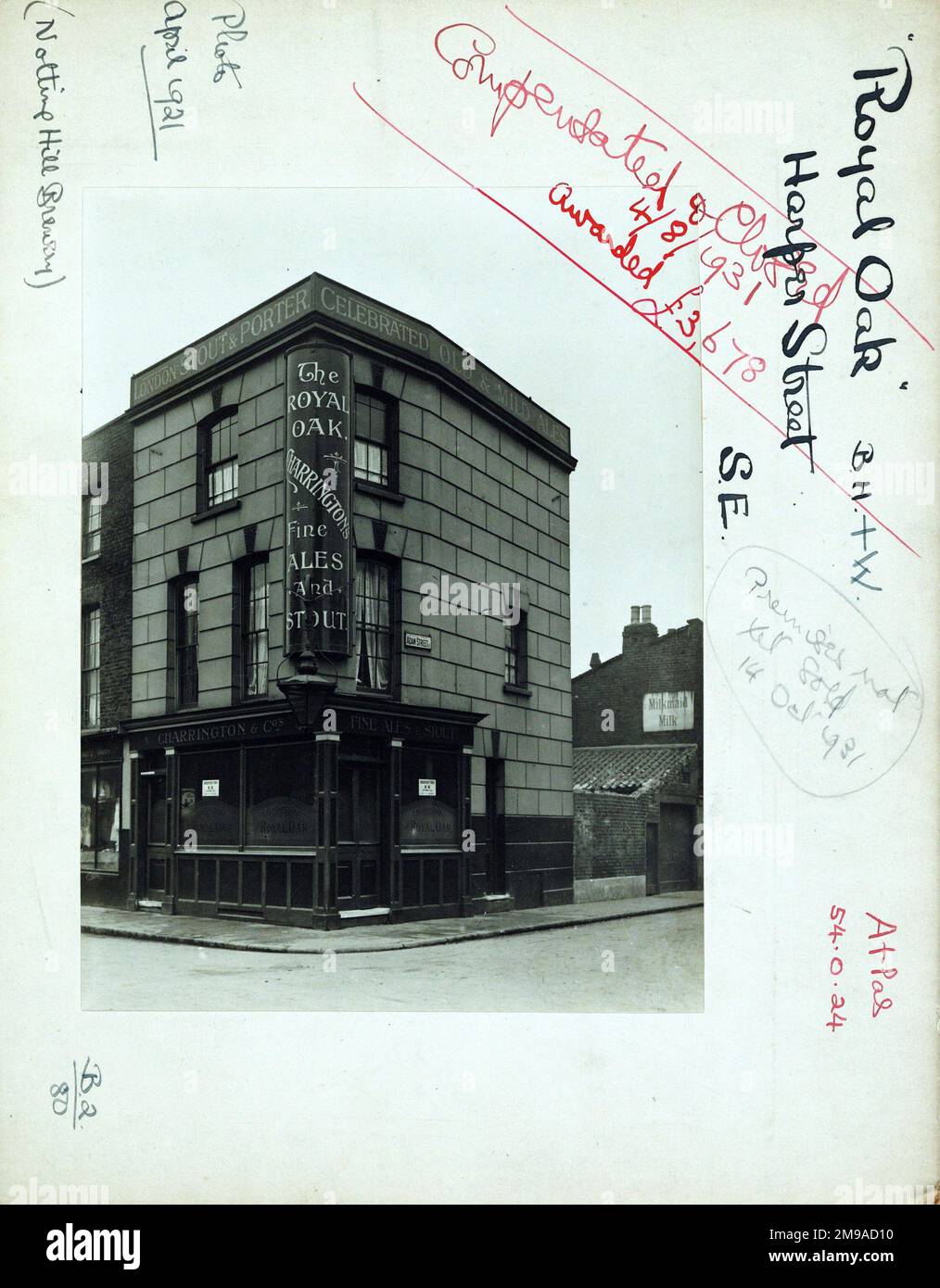 Fotografia di Royal Oak PH, Newington, Londra. Il lato principale della stampa (mostrato qui) raffigura: Angolo sulla vista del pub. Il retro della stampa (disponibile su richiesta) dettagli: Trading Record 1920 . 1930 per The Royal Oak, Newington, Londra SE1 6AD. A partire da luglio 2018 . Compensato e chiuso il 4th agosto 1931 Foto Stock