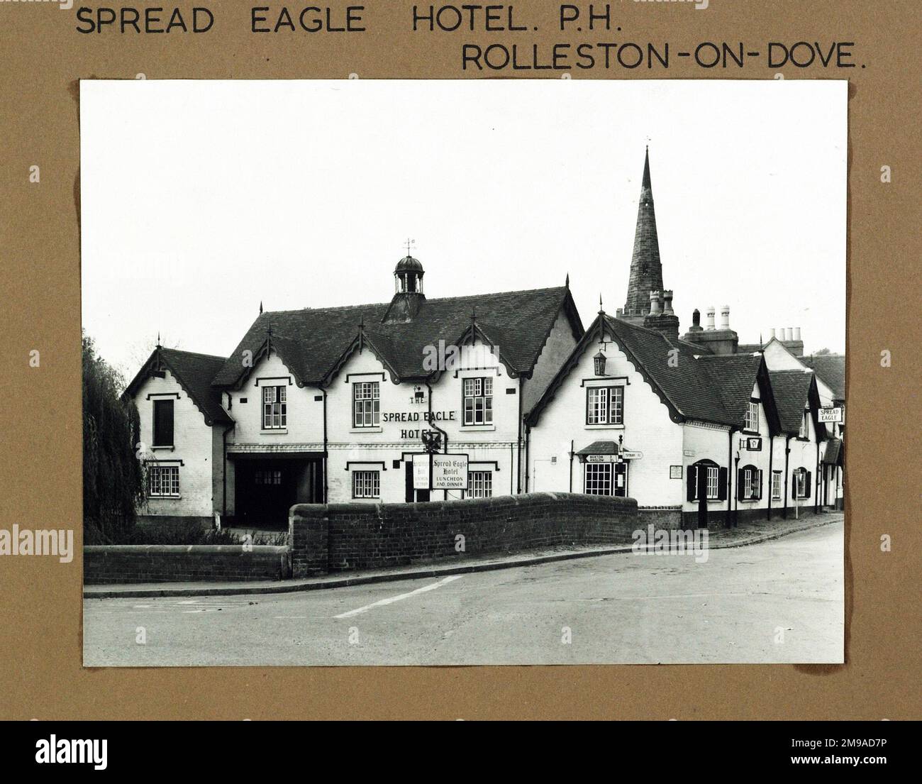 Spread Eagle Hotel, Rolleston on dove, Staffordshire. Il lato principale della stampa (mostrato qui) raffigura: La faccia destra sulla vista del pub. Il retro della stampa (disponibile su richiesta) dettagli: Niente per The spread Eagle Hotel, Rolleston on dove, Staffordshire DE13 9BE. A partire da luglio 2018 . Pensioni d'epoca (Mitchells & Butlers) Foto Stock