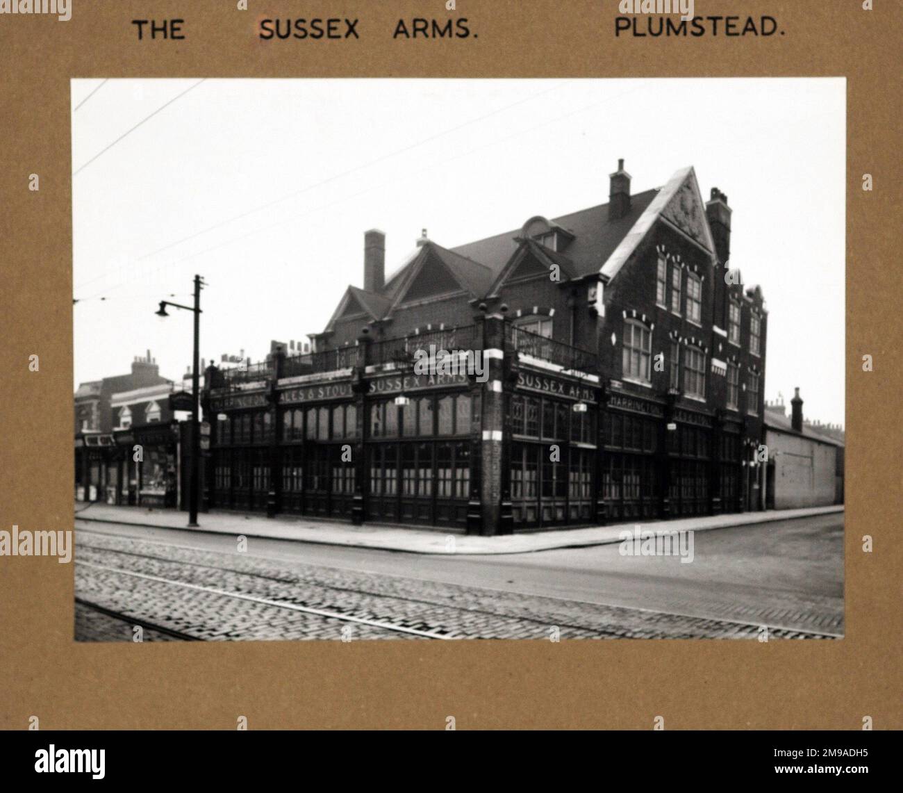 Fotografia di Sussex Arms, Woolwich, Londra. Il lato principale della stampa (mostrato qui) raffigura: Angolo sulla vista del pub. Il retro della stampa (disponibile su richiesta) dettagli: Nothing for the Sussex Arms, Woolwich, Londra SE18 7BZ. A partire da luglio 2018 . Cessò di commerciare nel 1962 e poi demolì Foto Stock