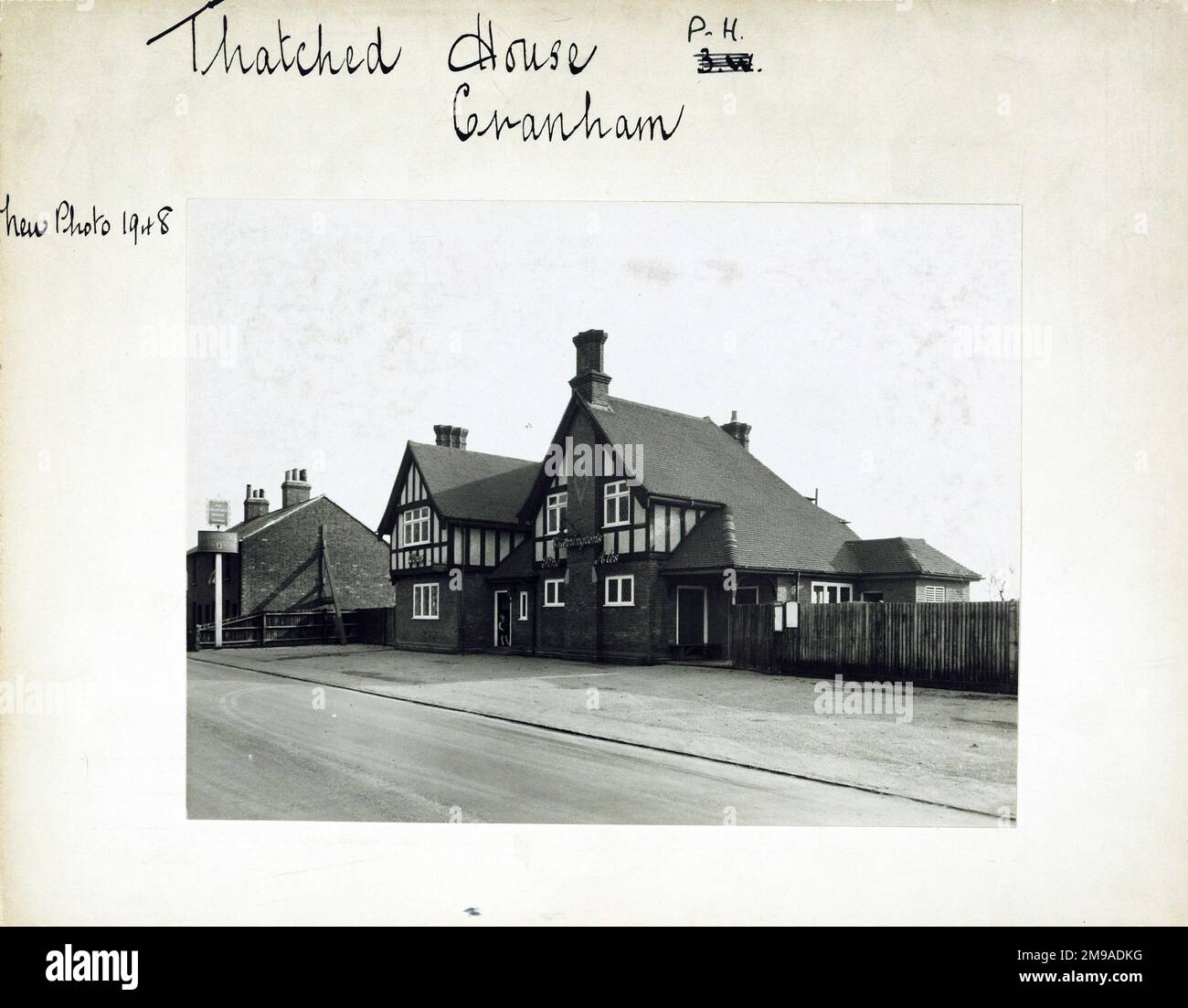 Fotografia di casa di paglia PH, Cranham, Essex. Il lato principale della stampa (mostrato qui) raffigura: La faccia destra sulla vista del pub. Il retro della stampa (disponibile su richiesta) dettagli: Trading Record 1936 . 1962 per la casa di paglia, Cranham, Essex RM14 3LT. A partire da luglio 2018 . Pensioni d'epoca (Mitchells & Butlers) Foto Stock