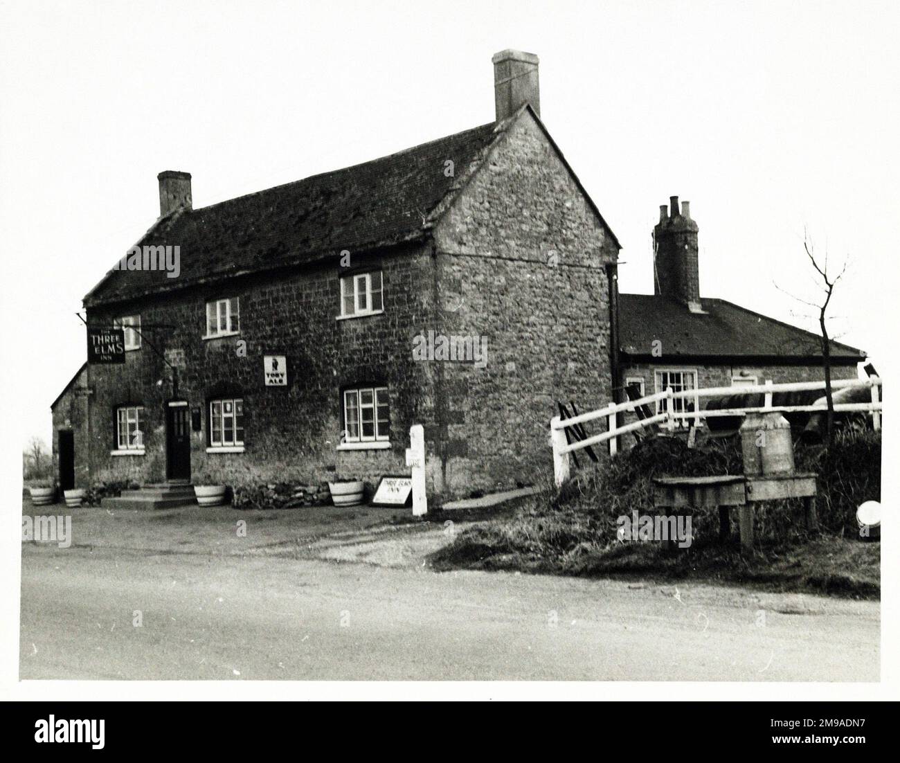 Fotografia di Three Elms Inn, Sherborne, Somerset. Il lato principale della stampa (mostrato qui) raffigura: La faccia destra sulla vista del pub. Il retro della stampa (disponibile su richiesta) dettagli: Documento d'identità pubblicano per il Three Elms Inn, Sherborne, Somerset DT9 5JW. A partire da luglio 2018 . Pub ospita negozio villaggio e ufficio postale, ma segnalato come chiuso il 27th ottobre 2017 Foto Stock