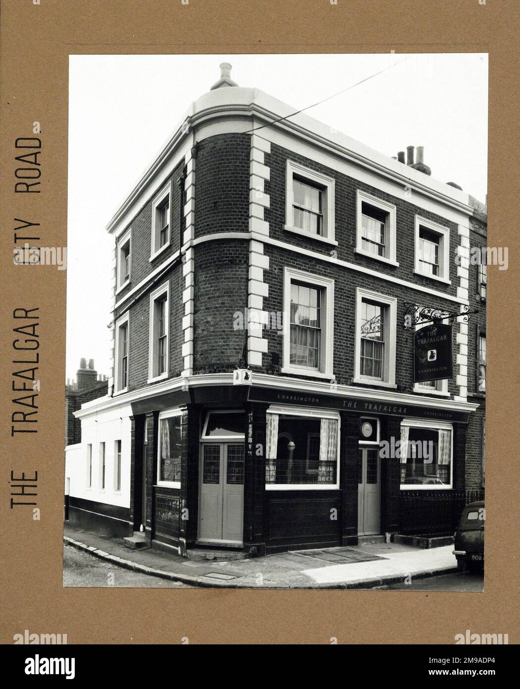 Fotografia di Trafalgar PH, City Road, Londra. Il lato principale della stampa (mostrato qui) raffigura: La faccia sinistra sulla vista del pub. Il retro della stampa (disponibile su richiesta) dettagli: Niente per il Trafalgar, City Road, Londra N1 8DH. A partire da luglio 2018 . Chiuso nel 1990s e utilizzato come ufficio, ora Gary Davy casting Foto Stock