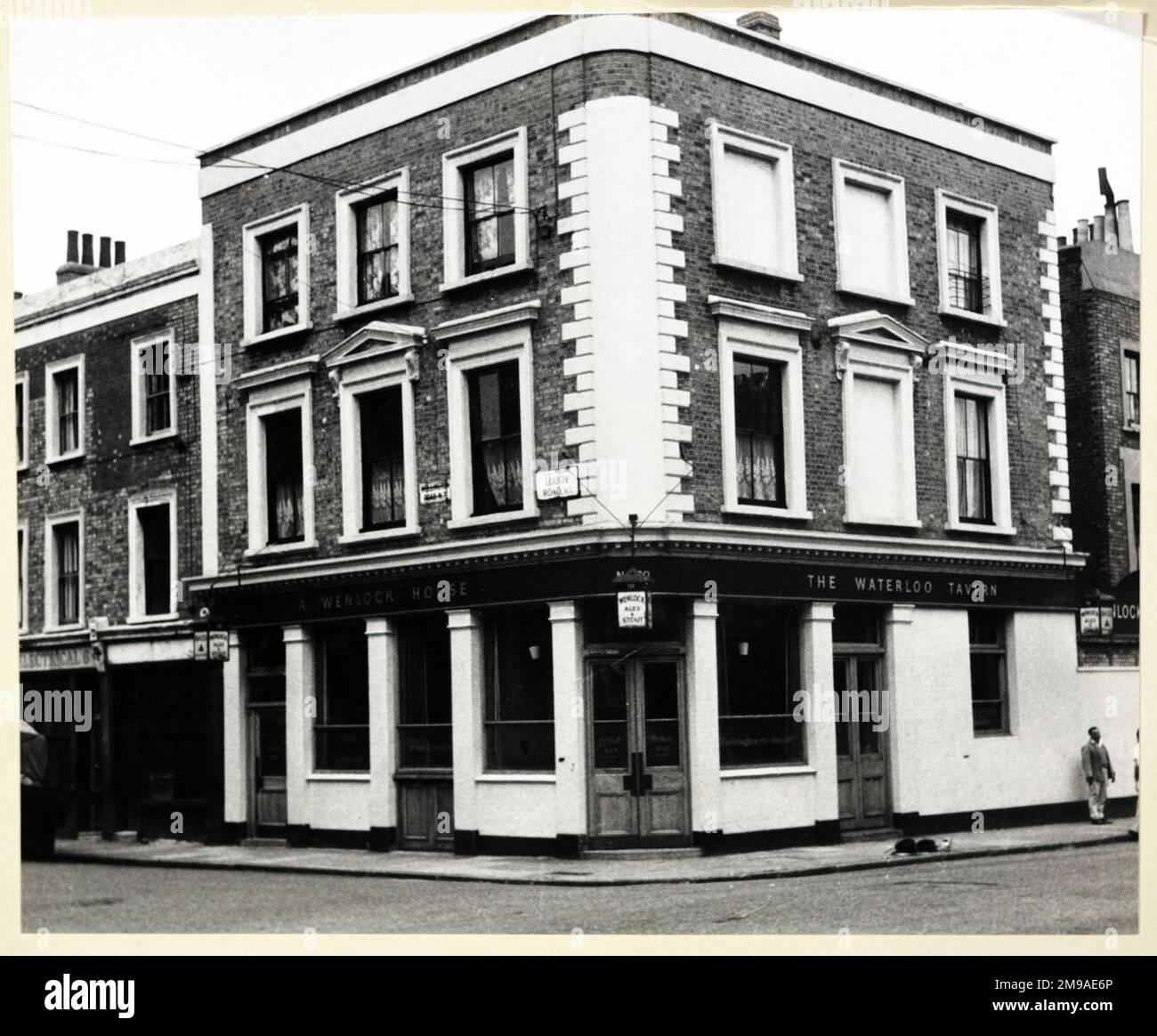 Fotografia di Waterloo Tavern , Barnsbury, Londra. Il lato principale della stampa (mostrato qui) raffigura: Angolo sulla vista del pub. Il retro della stampa (disponibile su richiesta) dettagli: Piano per la Waterloo Tavern, Barnsbury, Londra N7 8RJ. A partire da luglio 2018 . Indirizzo divenne Lough Road da 1938. Pub ora demolito Foto Stock