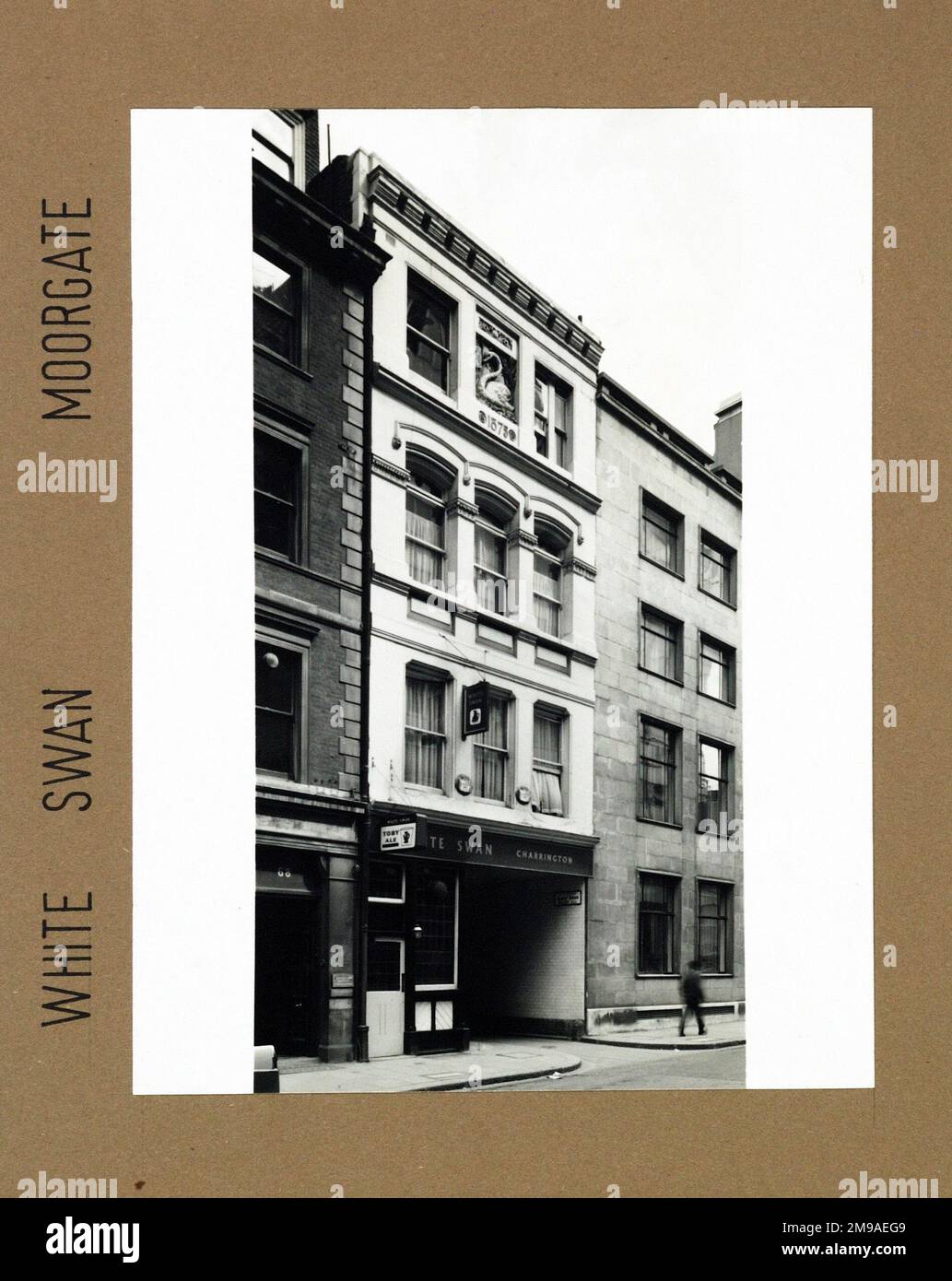 Fotografia di White Swan PH, Moorgate, Londra. Il lato principale della stampa (mostrato qui) raffigura: La faccia sinistra sulla vista del pub. Il retro della stampa (disponibile su richiesta) dettagli: Niente per il White Swan, Moorgate, Londra EC2R 5BB. A partire da luglio 2018 . Demolito . sostituito da un moderno edificio di uffici Foto Stock