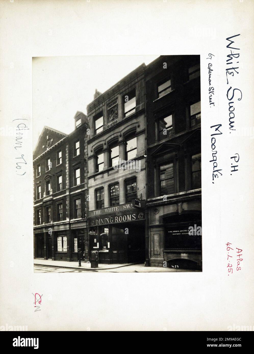 Fotografia di White Swan PH, Moorgate, Londra. Il lato principale della stampa (mostrato qui) raffigura: La faccia destra sulla vista del pub. Il retro della stampa (disponibile su richiesta) dettagli: Trading Record 1934 . 1961 per The White Swan, Moorgate, Londra EC2R 5BB. A partire da luglio 2018 . Demolito . sostituito da un moderno edificio di uffici Foto Stock