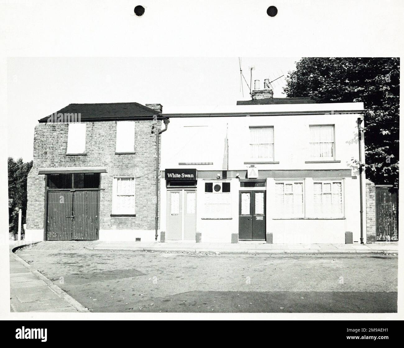 Fotografia di White Swan PH, Chiswick, Londra. Il lato principale della stampa (mostrato qui) raffigura: Faccia sulla vista del pub. Il retro della stampa (disponibile su richiesta) dettagli: Nothing for the White Swan, Chiswick, London W4 2AP. A partire da luglio 2018 . Questo pub è stato chiuso negli anni '1980s ed è stato convertito in ufficio nel 1983. Foto Stock