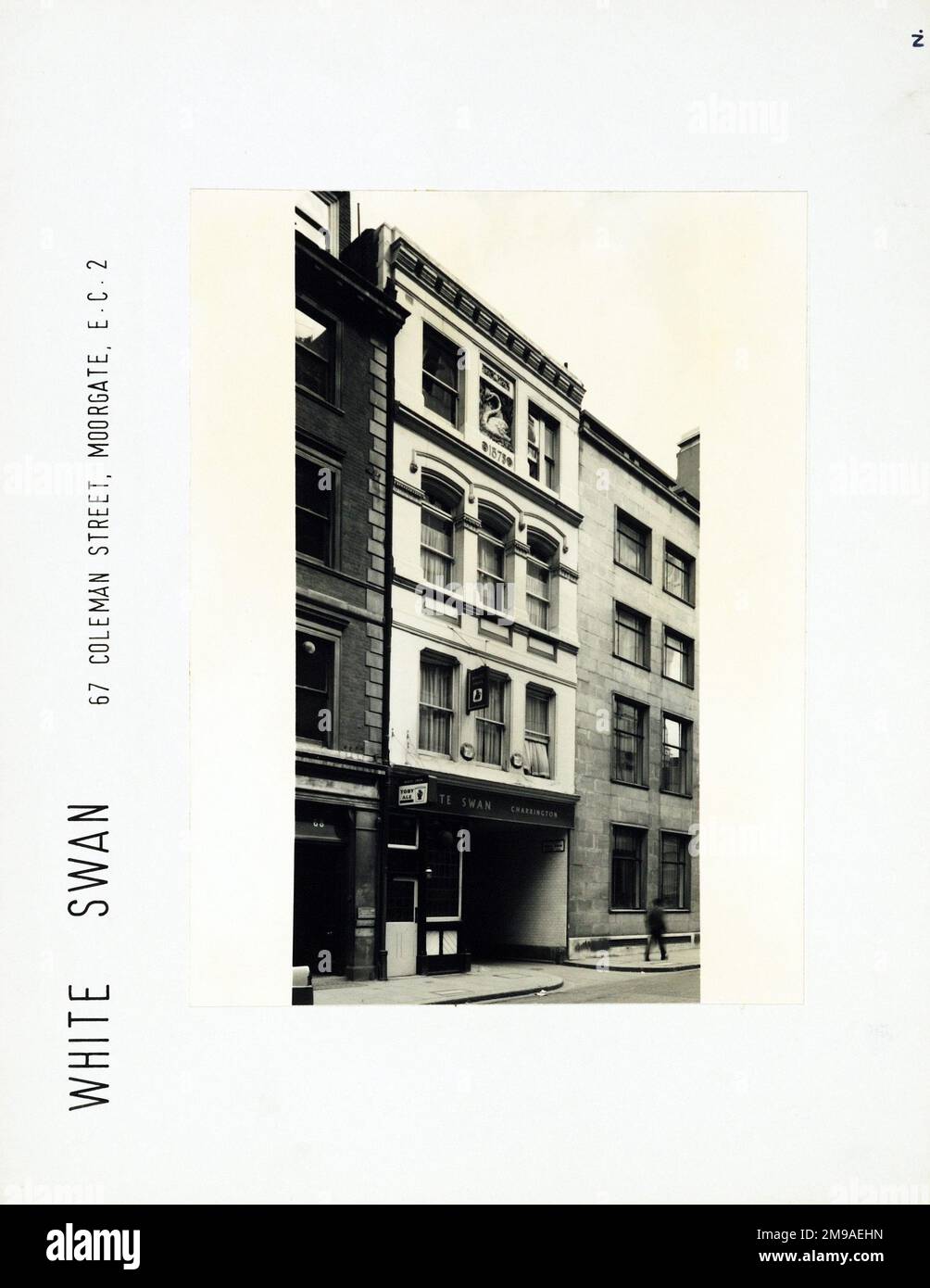 Fotografia di White Swan PH, Moorgate, Londra. Il lato principale della stampa (mostrato qui) raffigura: La faccia sinistra sulla vista del pub. Il retro della stampa (disponibile su richiesta) dettagli: Niente per il White Swan, Moorgate, Londra EC2R 5BB. A partire da luglio 2018 . Demolito . sostituito da un moderno edificio di uffici Foto Stock
