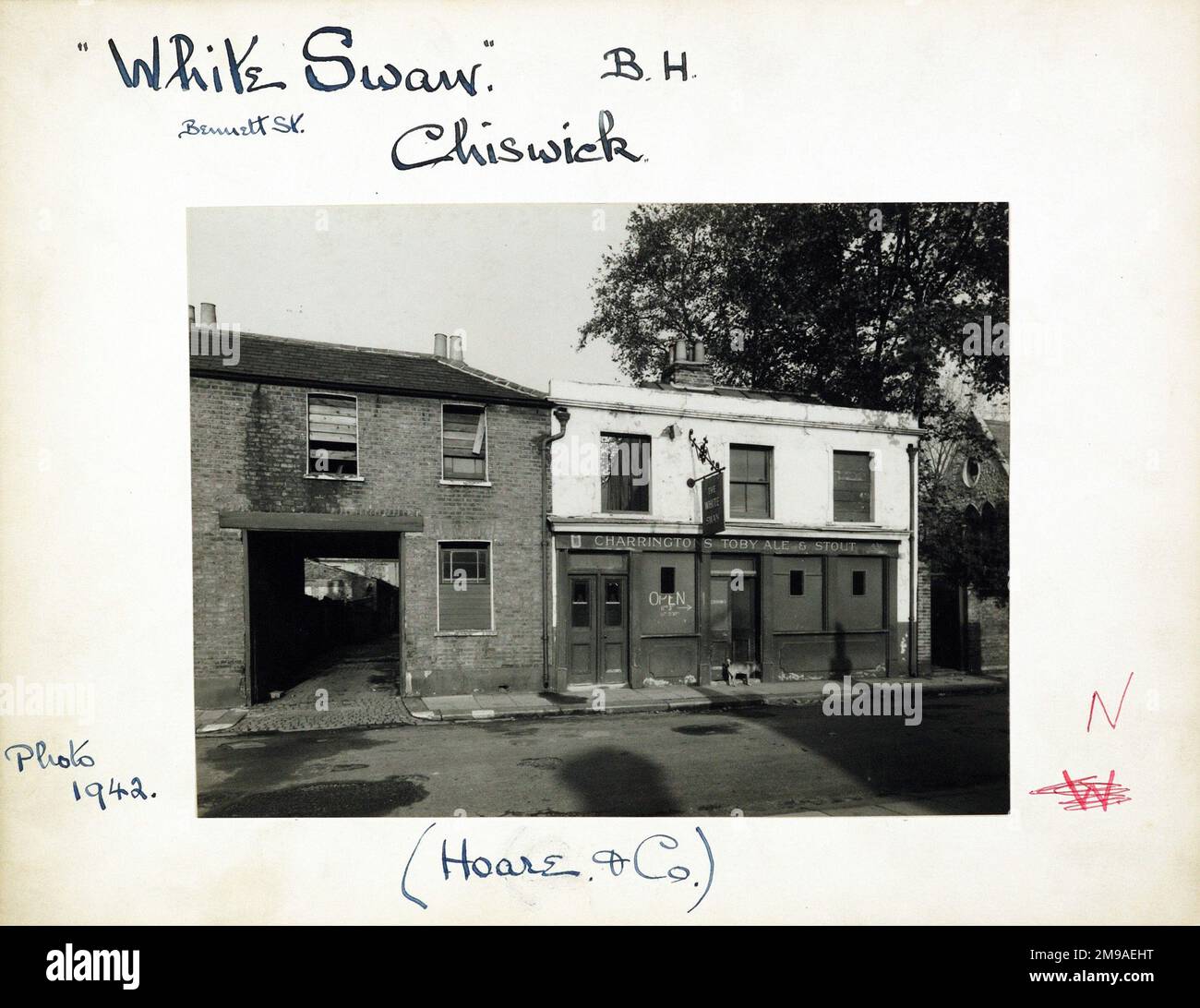 Fotografia di White Swan PH, Chiswick, Londra. Il lato principale della stampa (mostrato qui) raffigura: Faccia sulla vista del pub. Il retro della stampa (disponibile su richiesta) dettagli: Trading Record 1934 . 1961 per The White Swan, Chiswick, Londra W4 2AP. A partire da luglio 2018 . Questo pub è stato chiuso negli anni '1980s ed è stato convertito in ufficio nel 1983. Foto Stock