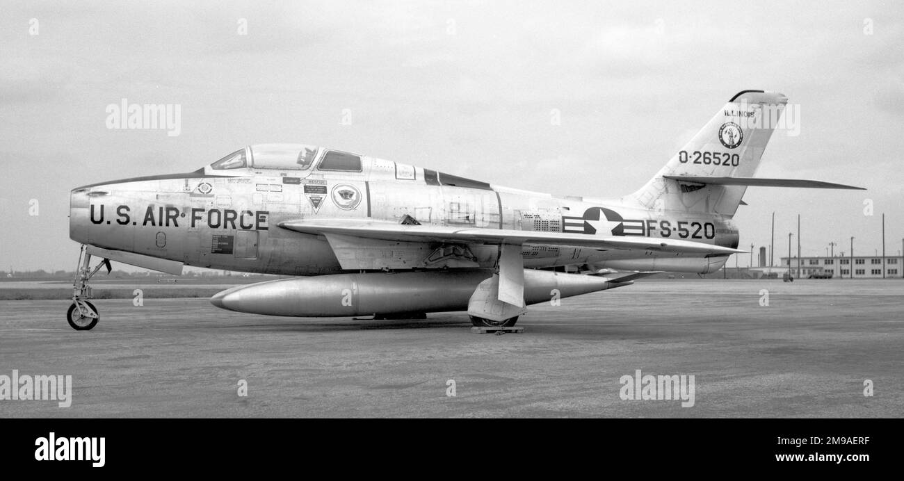 Illinois Air National Guard - Republic F-84F-35-RE Thunderstreak 52-6520, del 169th Fighter Squadron. 1956: USAF 3600th CCTW.1958: Indiana ANG 113th FS.1962: USAF 366th Fighter Bomber Wing.Illinois ANG 169th FS.Texas ANG 182nd FS.February 1971: Messo in deposito presso il deposito di ossa AMARC Foto Stock