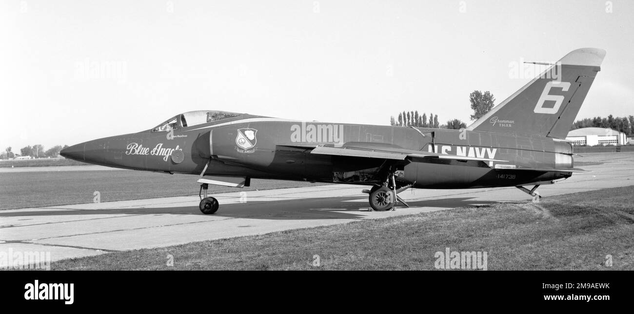 United States Navy Blue Angels - Grumman F11F-1 Tiger 141738, BLUE ANGELS numero 6 a Burlington, Iowa. 1958: VF-156 con codice unità NH, segnale di chiamata 105. 1965: Volato con gli Angeli Blu. 18 febbraio 1967: Si è schiantato vicino a NAS El Centro, CA durante un volo di prova. Pilota è stato ucciso. Foto Stock