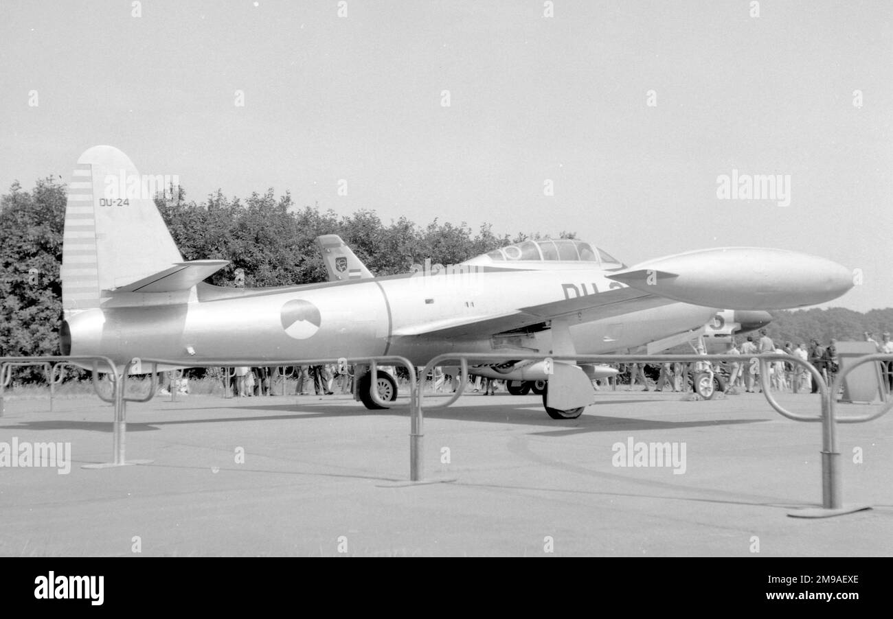 Koninklijke Luchtmacht (KLU) - Republic F-84g-21-RE Thunderjet K-171 (51-10806) (msn 2542-1259B), come protezione del cancello alla base di Gilze-Rijen Air con marcature per 'K-40'-'DU-24'. 52-10806 è stato trasferito alla KLU (forza aerea olandese) come 'K-171' il 7 aprile 1953 e ha decurtato la carica il 14 aprile 1953. Nel 2014 è stato in deposito National Military Museum (NMM), Soesterberg, NL. Foto Stock