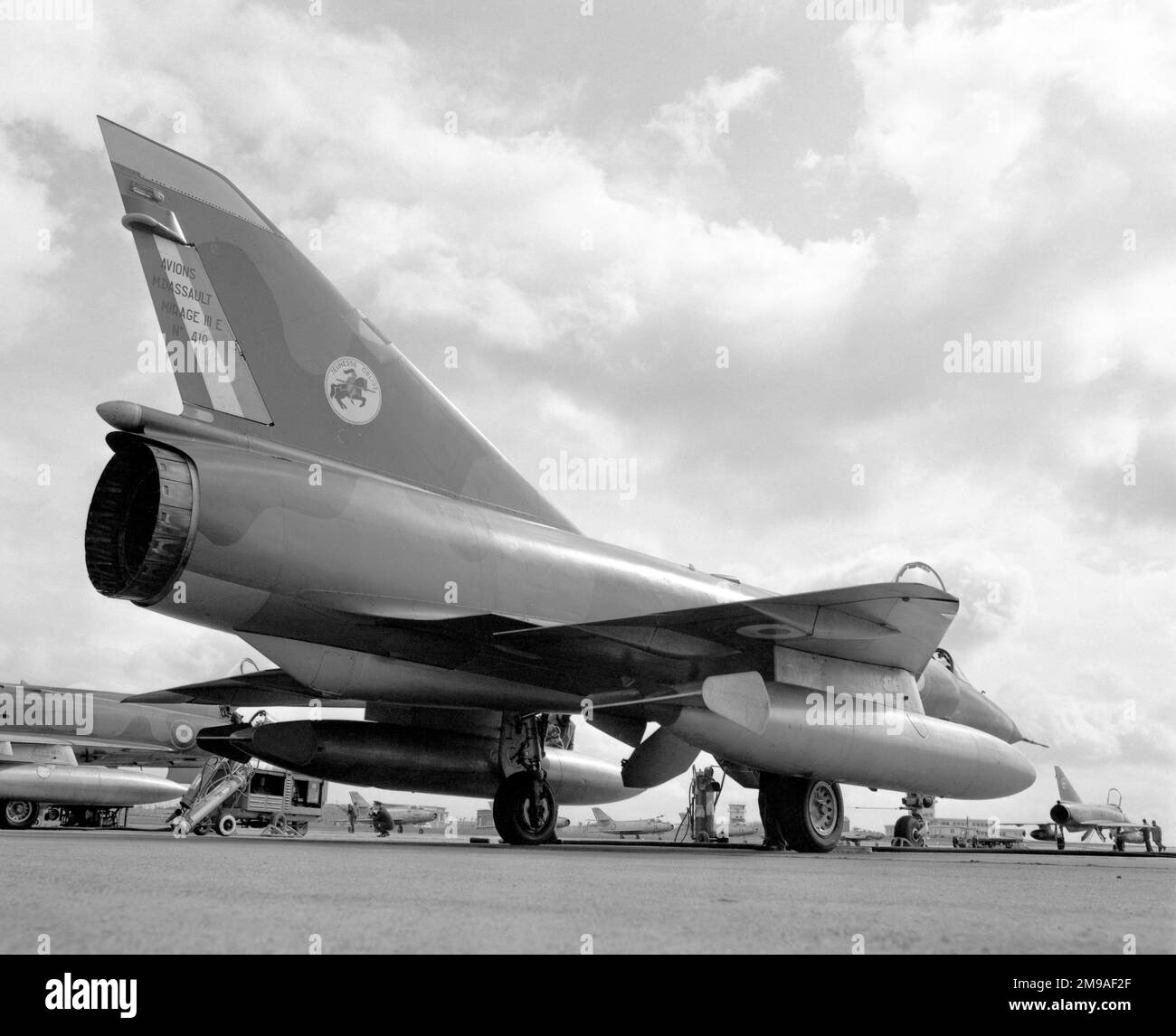 Armee de l'Air - Dassault Mirage IIIE (msn 410) di Escadron de chasse 1-13 'Artois' a base eyrienne 132 Colmar-Meyenheim, con Dassault Mystere IVAS di Escadron de chasse 3-14 in background. Foto Stock